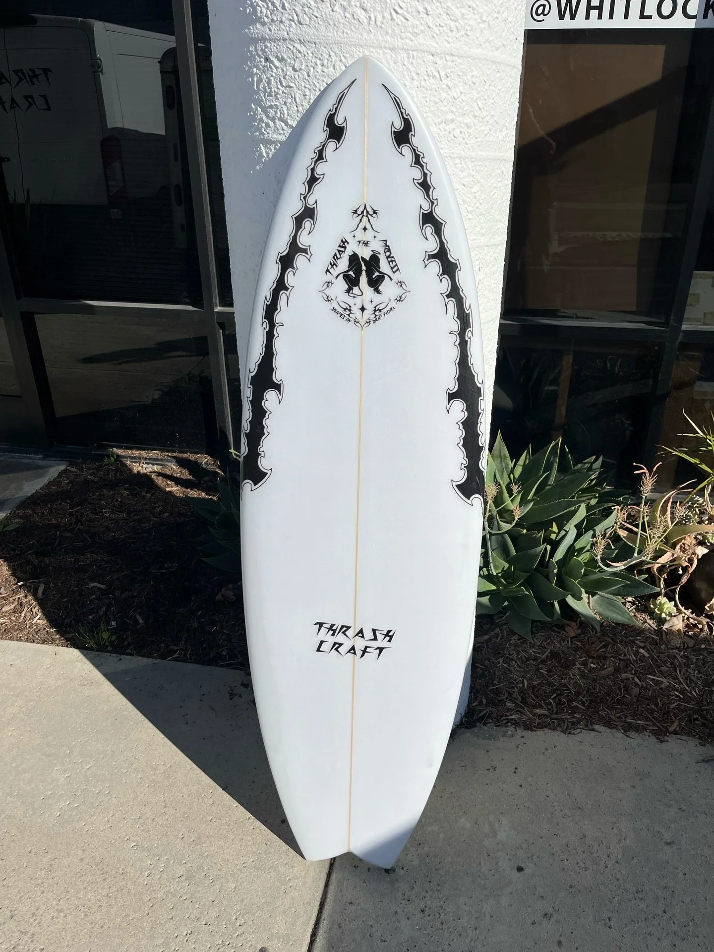 CUSTOM ORDERS OPEN FOR SUMMER-First look at the SMASH RAFT🚨 coming to your local dealer summer 26!
A snubbed nose 5-fin set up for anything from groveling to good surf ⛓️&zwj;💥 more on this soon 🍖 this one is 5&rsquo;4 27.5L #thrashtheprocess #sma