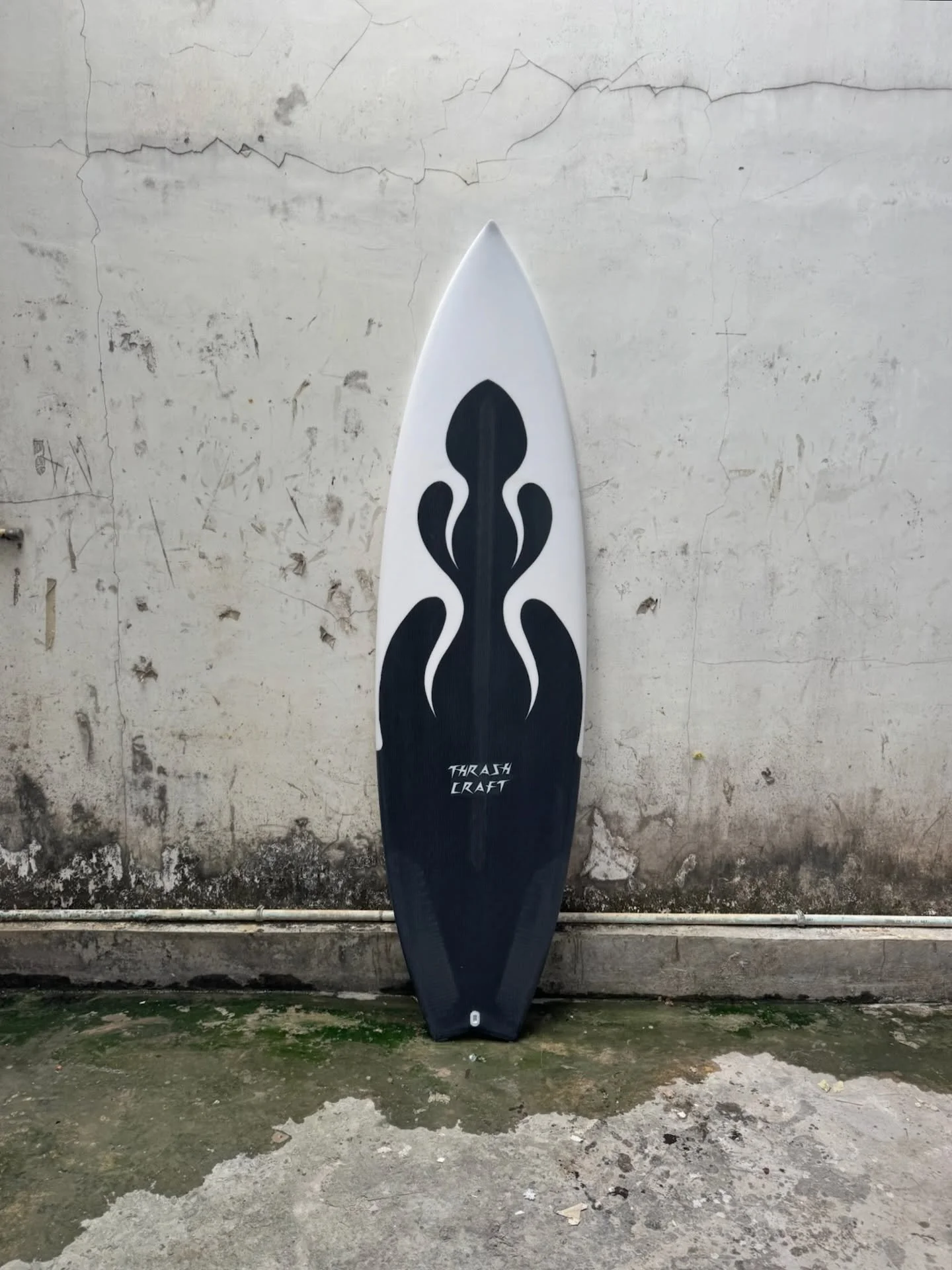 THE MAGGOT 🚨 Our bread and butter small wave shortboard. The MAGGOT has a relatively low entry rocker, subtle hip, and slight flip in the tail to create the perfect formula for a go-to groveler shorty. Its extra foam up front under the chest makes f