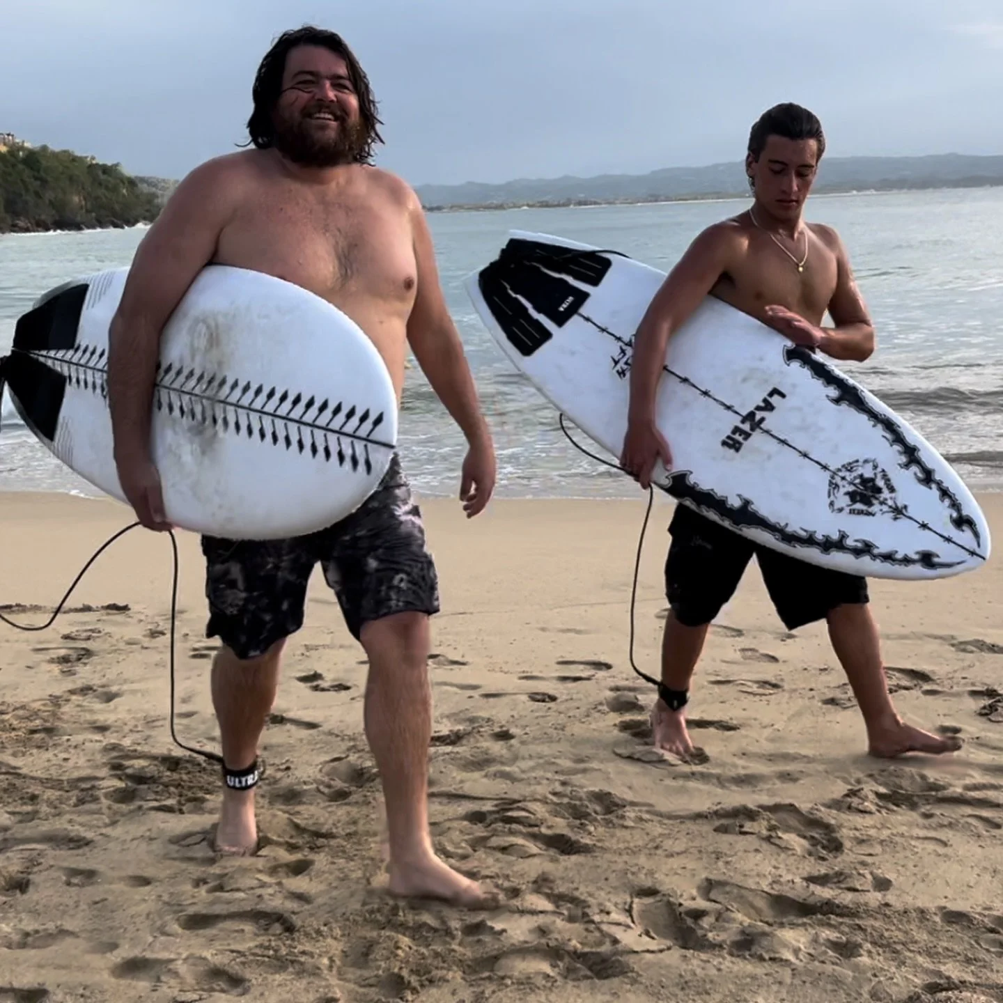 couple big dogs doin some good honest work &amp; team bonding // laps after a grip of gasolinas in the sun 🥵⛽️More from these guys soon 🍻🏝️ 
Max : 6&rsquo;0 stock meat cleaver 38.55L(eps w stringer)
Alan : 5&rsquo;4 stock smash raft 27.5L(availabl