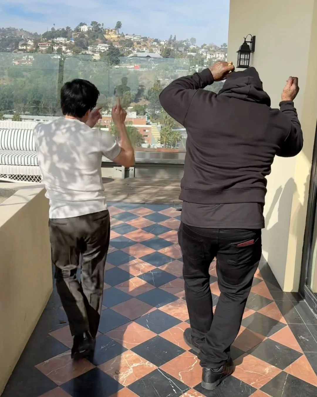 Love Hurts WDR 16.jpg