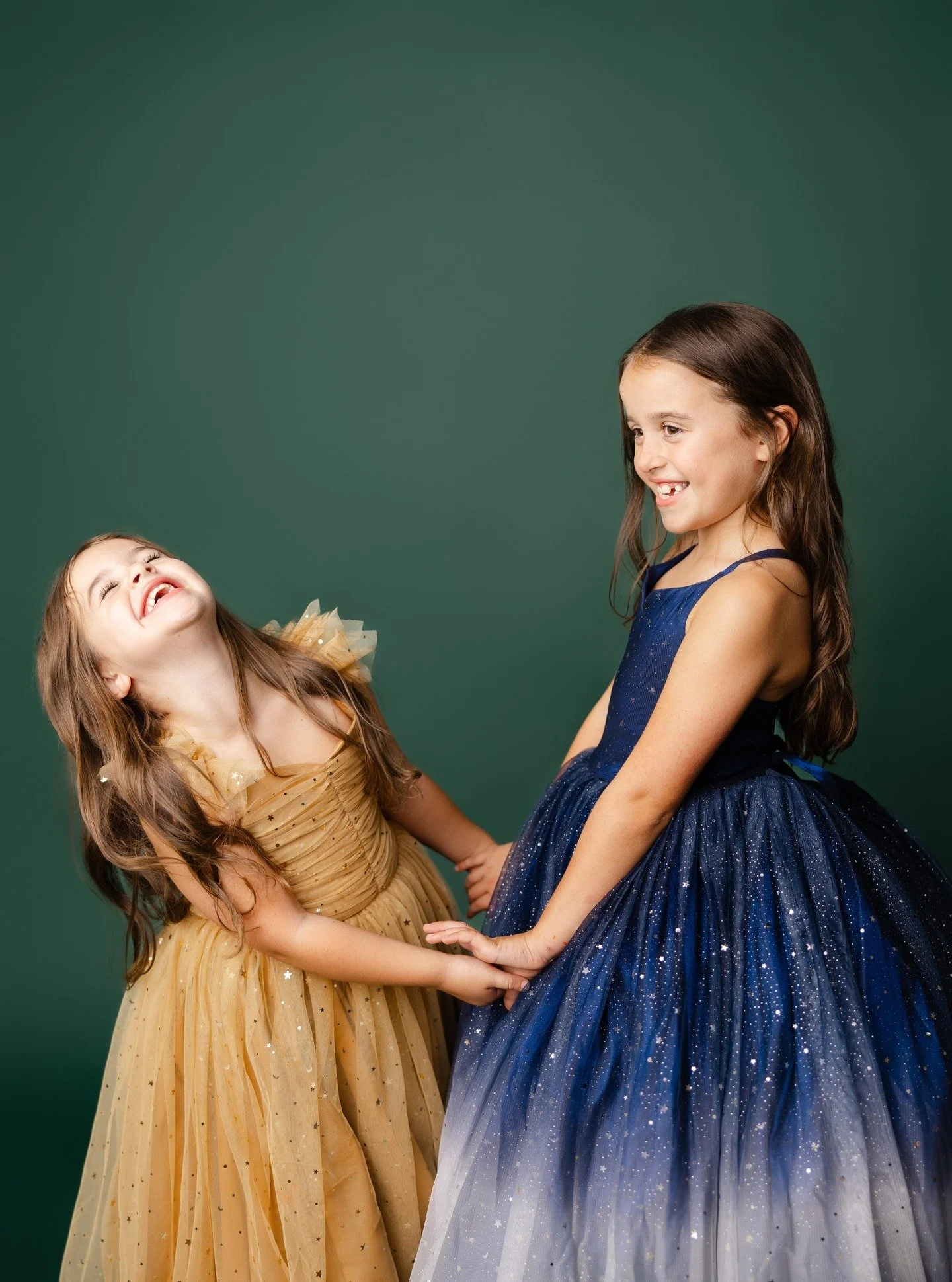 πβ¨ Christmas Minis Are Here! β¨π
Skip the weather stress — no heat, no rain, no wind! βοΈπ§οΈπ¨
Enjoy your Christmas session indoors at my studio, perfectly cozy and styled for the season.
β±οΈ Fast & Easy: In and out in just 15 minutes &mda