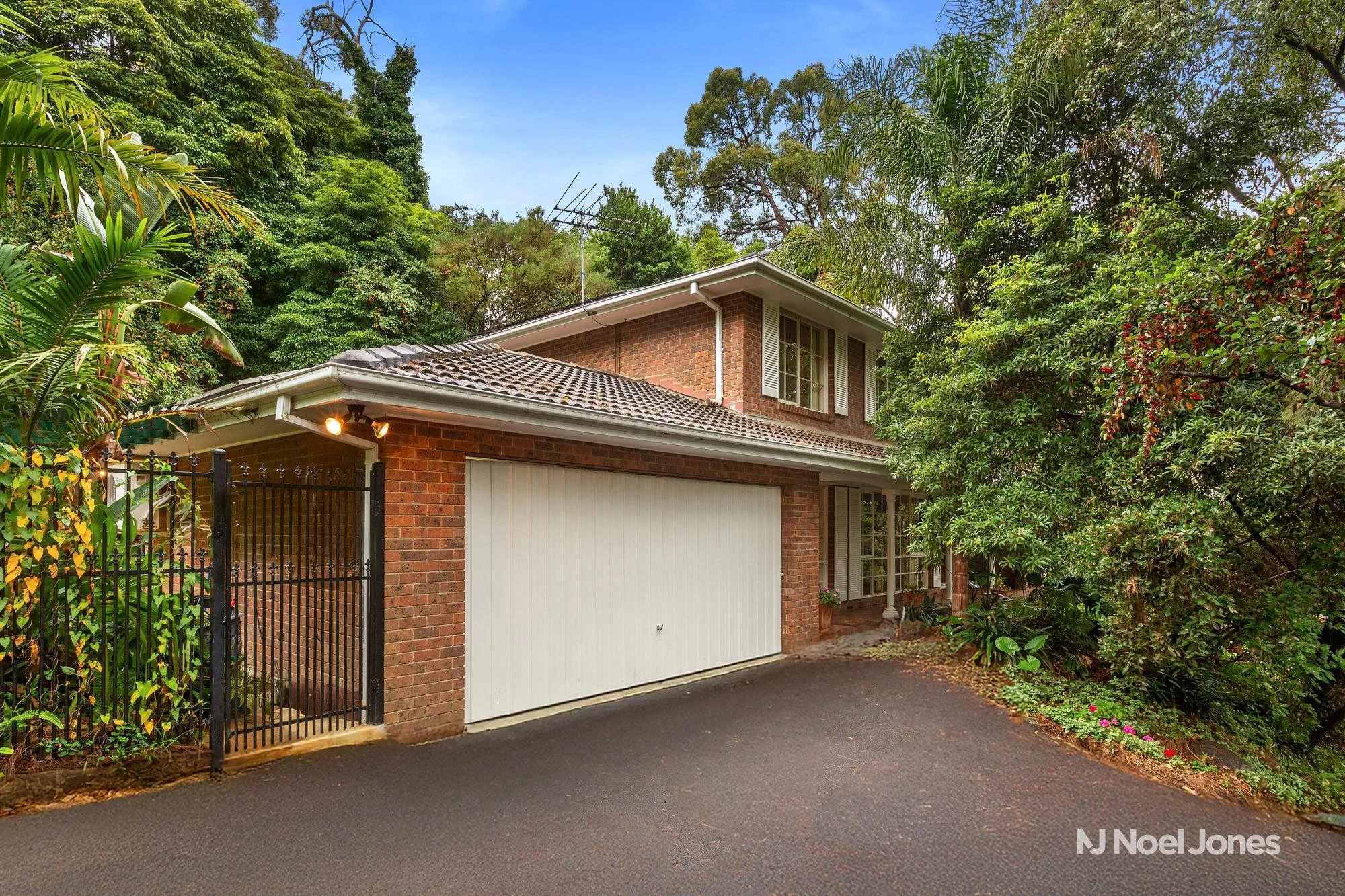 Exceptional family home at 9 Faull Close Croydon North showcasing double-storey elegance on premium half-acre block in quiet court location, perfect for discerning buyers seeking space and tranquility in Melbourne's sought-after eastern suburbs