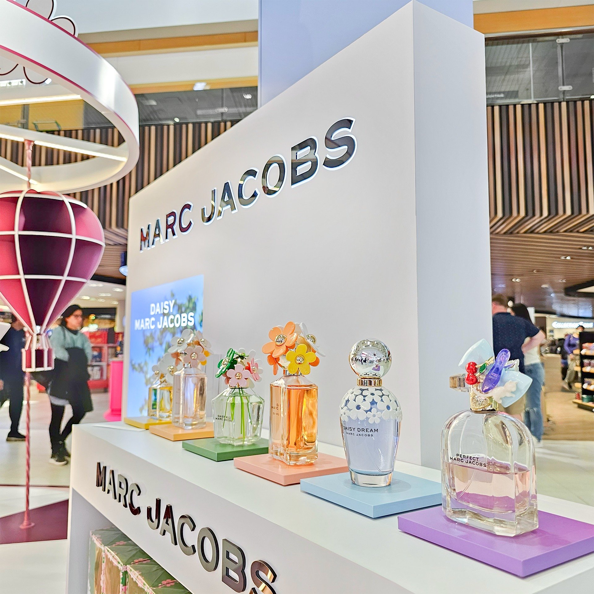 🌈See all the colours of @marcjacobsfragrances and take a trip on the #FlyingCarousel at @sydneyairport @heinemann.au!

Installation: @artandsoul.com.au
Spatial design &amp; Fabrication: @artandsoul.com.au
Graphic print media: @spandex_apac