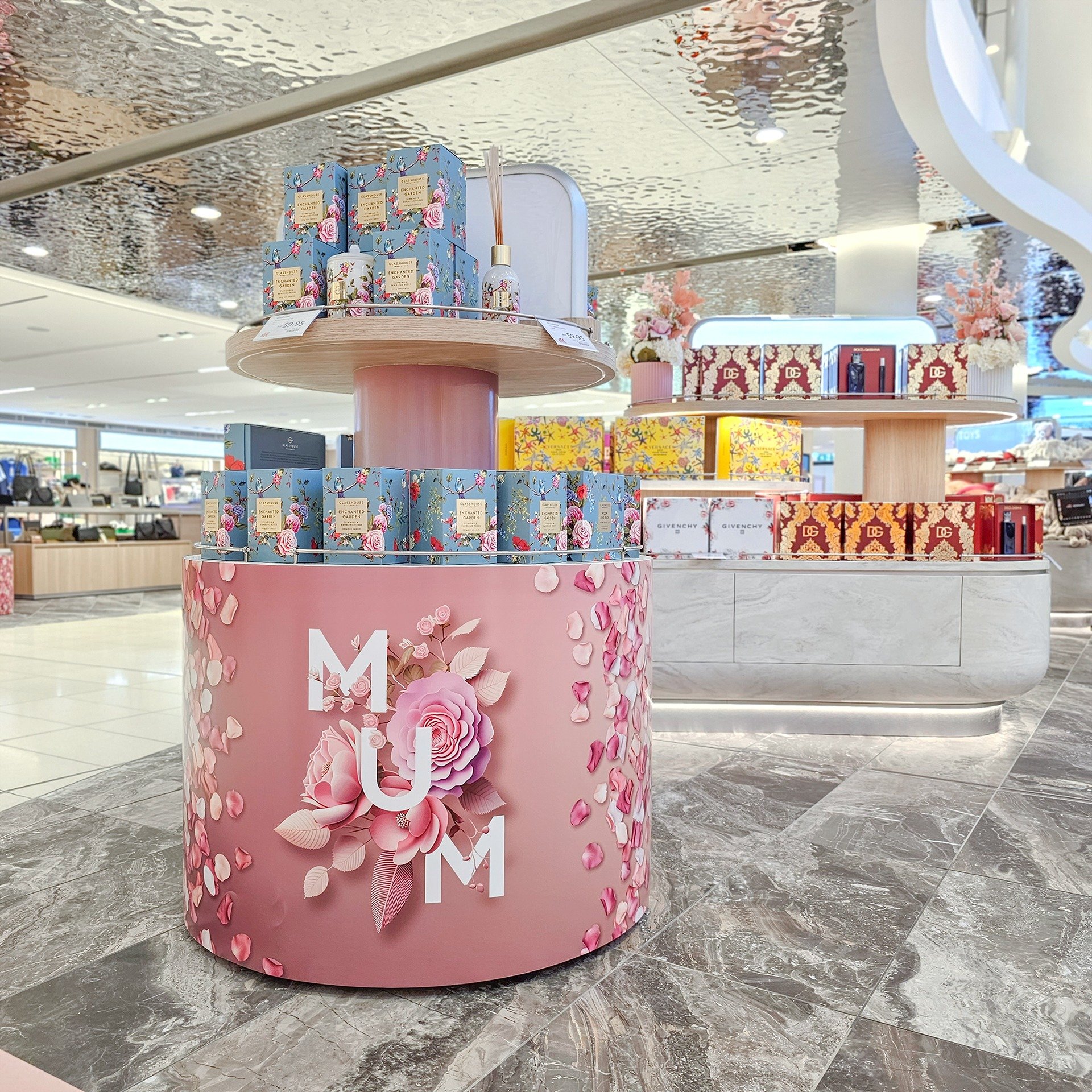 It&rsquo;s a wrap-up on #MothersDay with the #flowers scattered around the #ImpulsesDisplay we made for @heinemann_anz at #SydneyDomesticAirport T1 &amp; T2. 🌷🌹

Installation: @artandsoul.com.au
Spatial design &amp; Fabrication: @artandsoul.com.au
