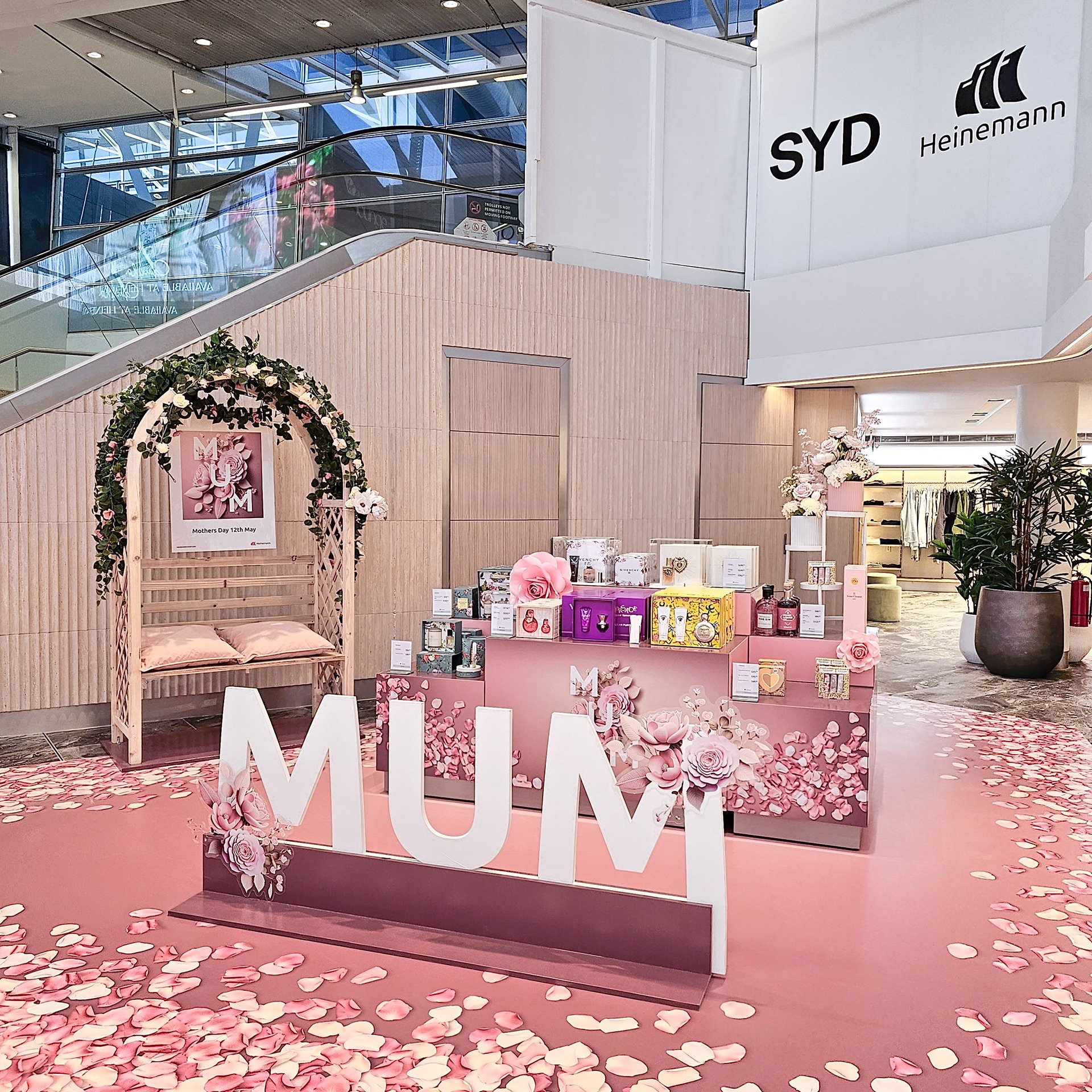 🌷Hope everyone had an amazing time with their #mum celebrating #MothersDay ✨ as we built this #popupstore for @heinemann_anz at #SydneyDomesticAirport T2.🌼

Installation: @artandsoul.com.au
Spatial design &amp; Fabrication: @artandsoul.com.au
Paper
