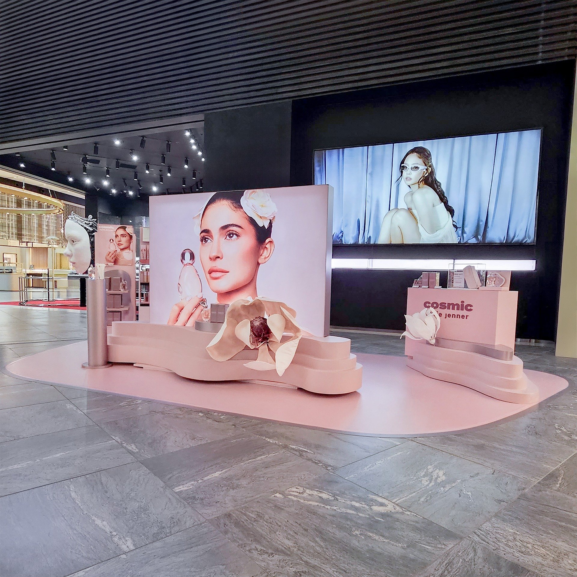 Bringing the blossoms to the blush #CosmicKylie #EaudeParfum #popupevent at #SydneyAirport for @@cotydutyfree_anz. 🌸

Installation: @artandsoul.com.au
Spatial design &amp; Fabrication: @artandsoul.com.au