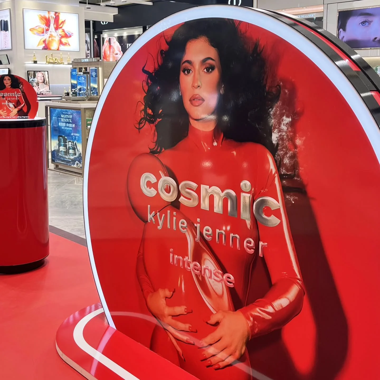 Drenched in INTENSE red. Built to be COSMIC.❤️🔥 

@kyliecosmetics @kyliejenner

📍Sydney Airport 

Design, fabrication &amp; installation: @artandsoul.com.au 

#kyliejenner #kyliefragrances #artandsoul #sydney #trending explorepage fyp