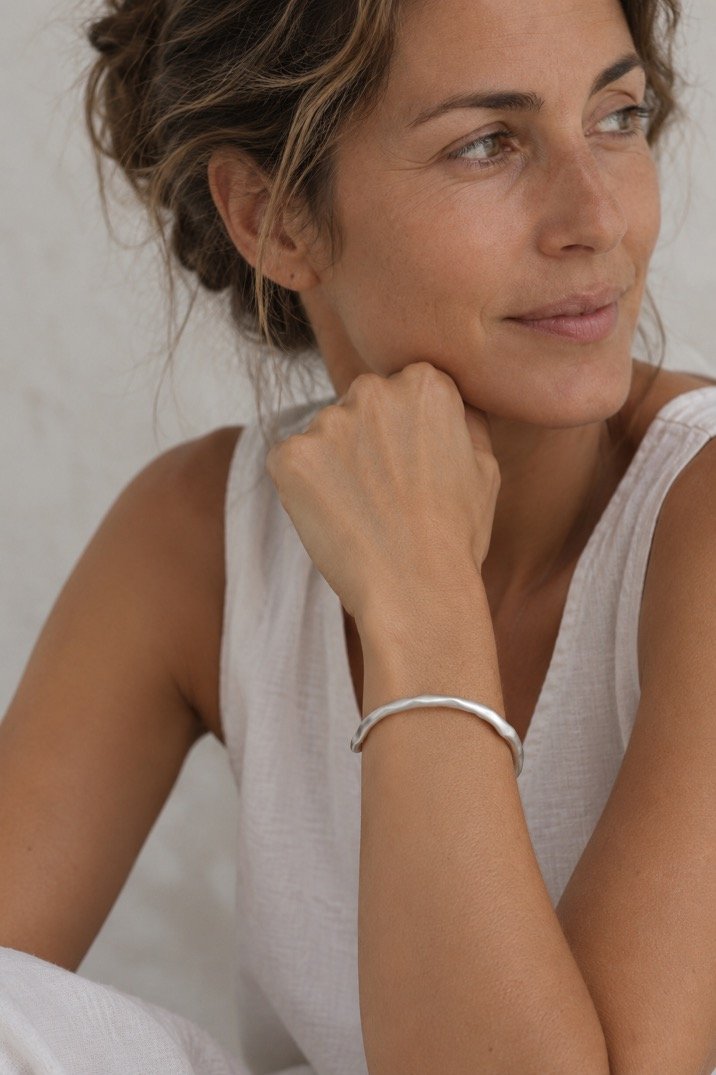 Pulsera Organics 1 mujer posando.jpg