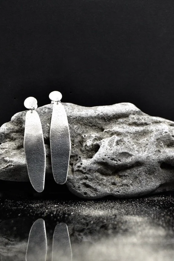 Pendientes largos de plata oxidada con textura
