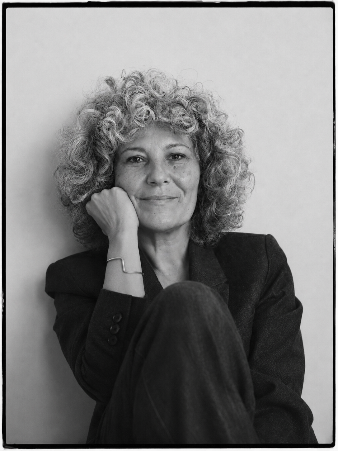 Fotografia en blanco y negro de Teresa Tormo posando con traje negro y pulsera de plata