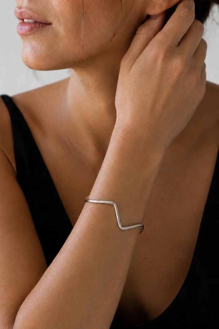 Mujer llevando una pulsera de plata con forma de zig zag