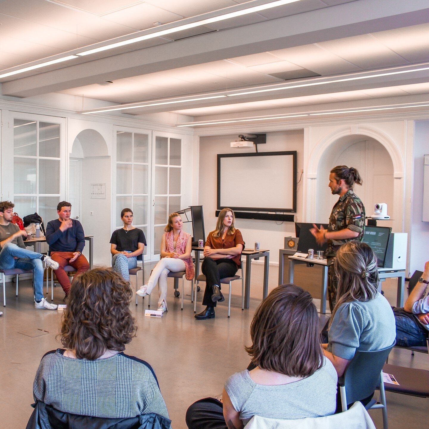 // Leadership Honours program

Voor het eerst dit jaar weer mijn vertrouwde uniform aan. Deze keer om met de studenten van het Honoursprogram te in gesprek te gaan over leiderschap in extreme situaties.

En wat ik dan heel leuk vind is dat we het heb