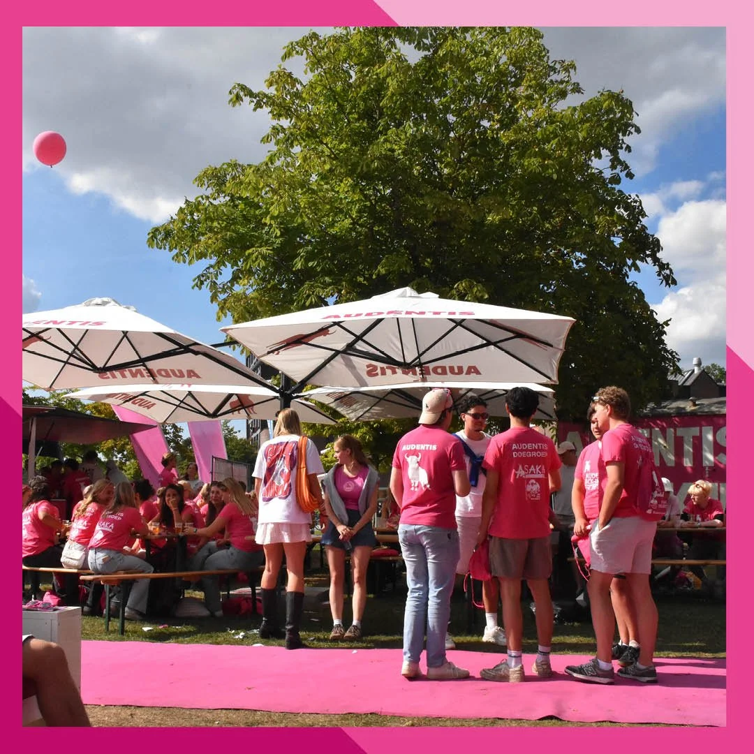 What can you expect during the Kick-In?
At the start of the Kick-In week, you'll be placed in a fun do-group with other enthusiastic students. This group, made up of 'kiddo's' and 'parents', will guide you through ten days filled with exciting activi