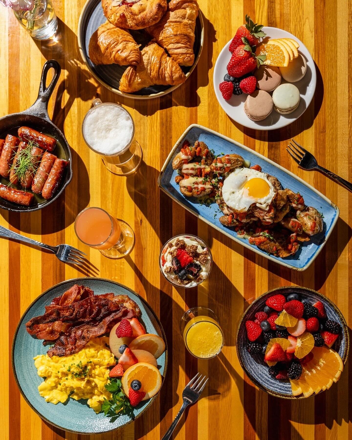 🥂 Our Easter Brunch Buffet is going to be a feast to remember!

Treat yourself to all of your favorite brunch fare, including succulent Prime Rib, tender Leg of Lamb, flavorful Salmon, tantalizing Moroccan Kebabs, and an array of delectable Mediterr