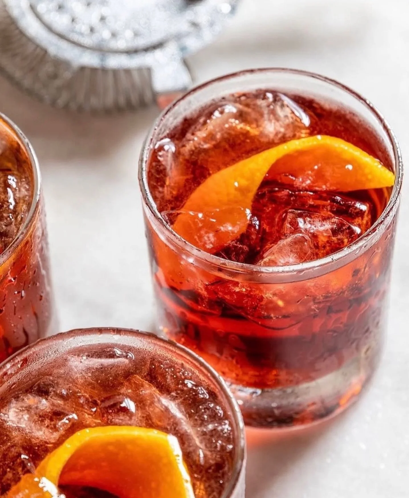 ✨ gin, campari, vermouth&hellip; there&rsquo;s nothin&rsquo; like a Negroni to celebrate the weekend!

Stop by and enjoy one of our signature beverages, or let us mix you up your favorite classic cocktail!

Tap the link in our bio, or visit Mediterra