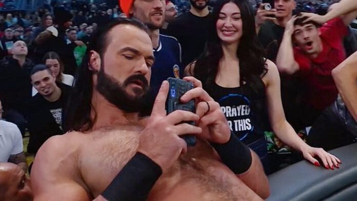 Drew McIntyre: Megkértem a WWE Shopot, hogy készítsenek egy „Unatkozom a munkahelyemen. LOL” feliratú pólót
