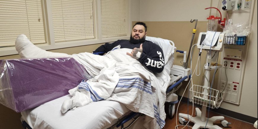 Bronson Reed megerősítette, hogy műtétre került sor törött lába miatt.