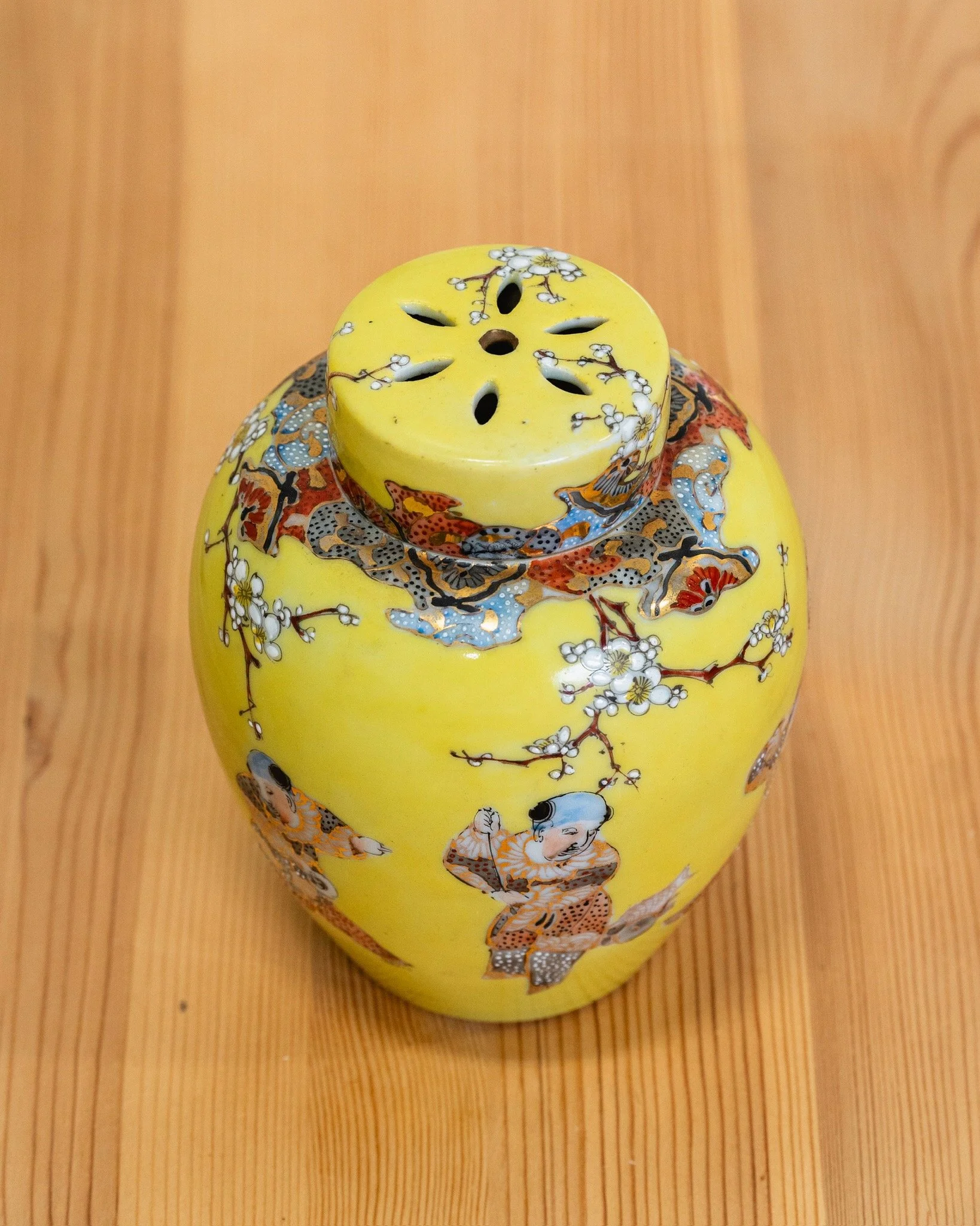 Unusual Antique Yellow Ground Porcelain Japanese Satsuma Ginger Jar