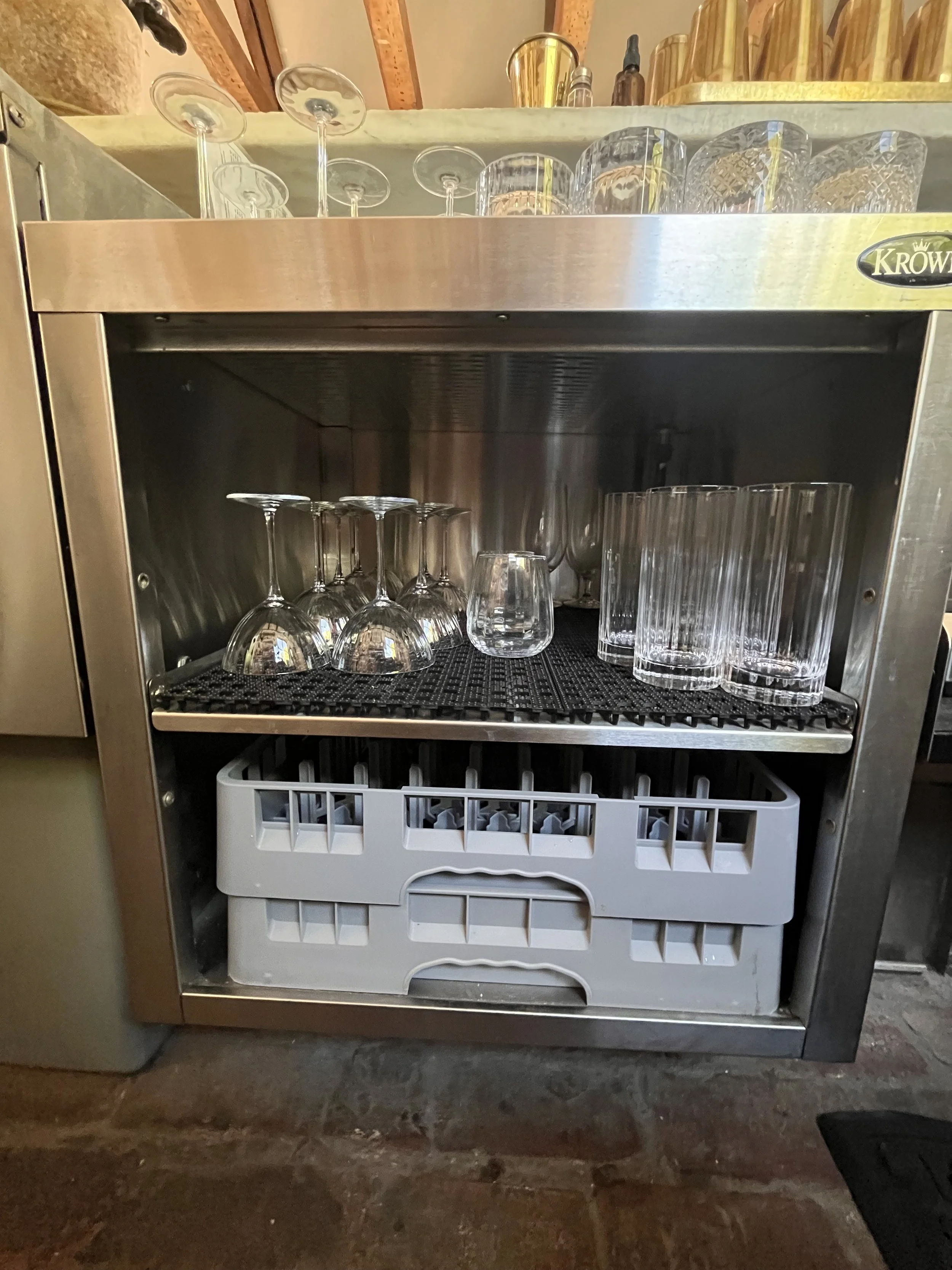 Store dish racks on bottom shelf of Bar 2 when not in use.