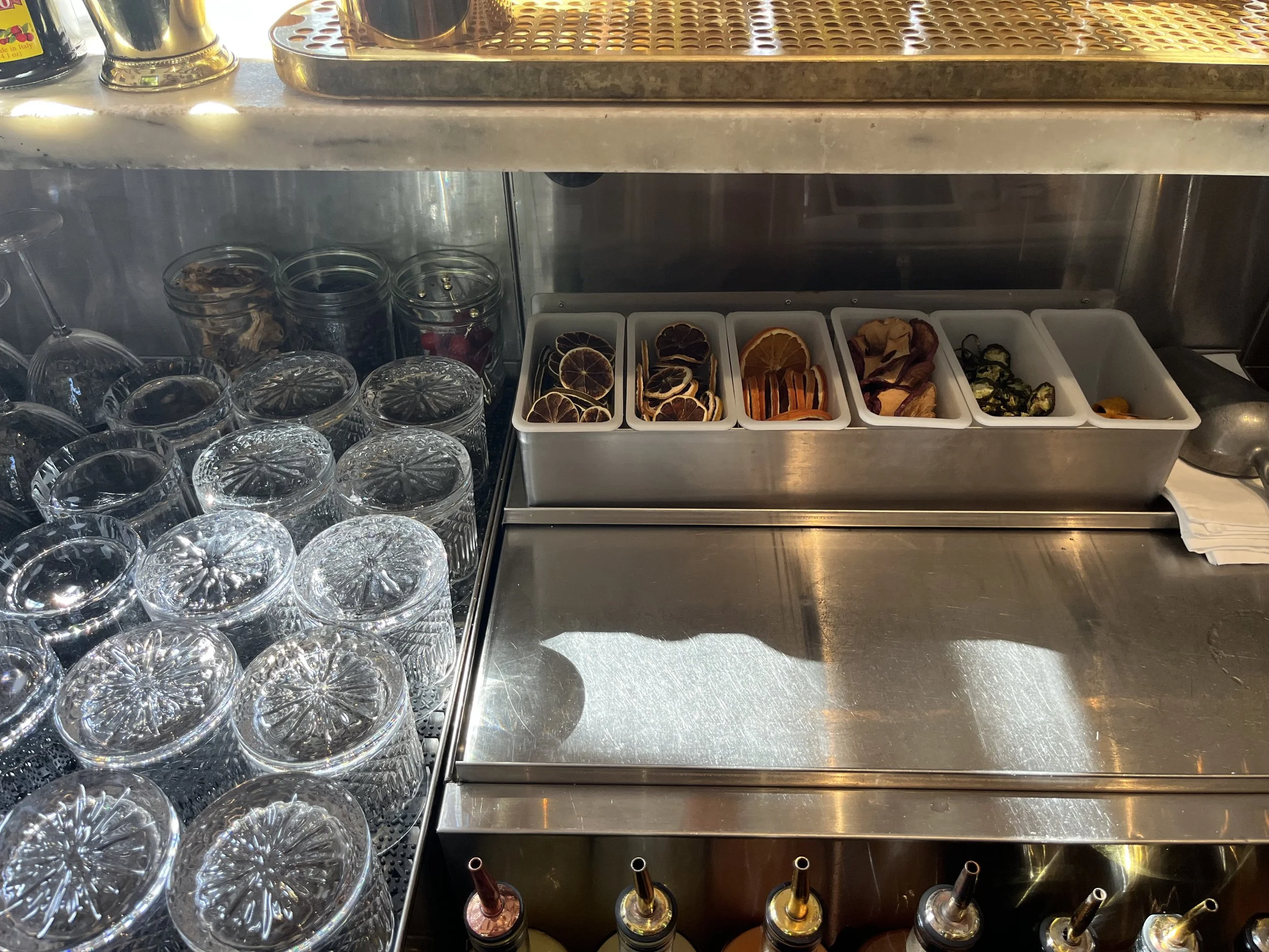 Underbar garnishes. Note 3 jars to the left.
