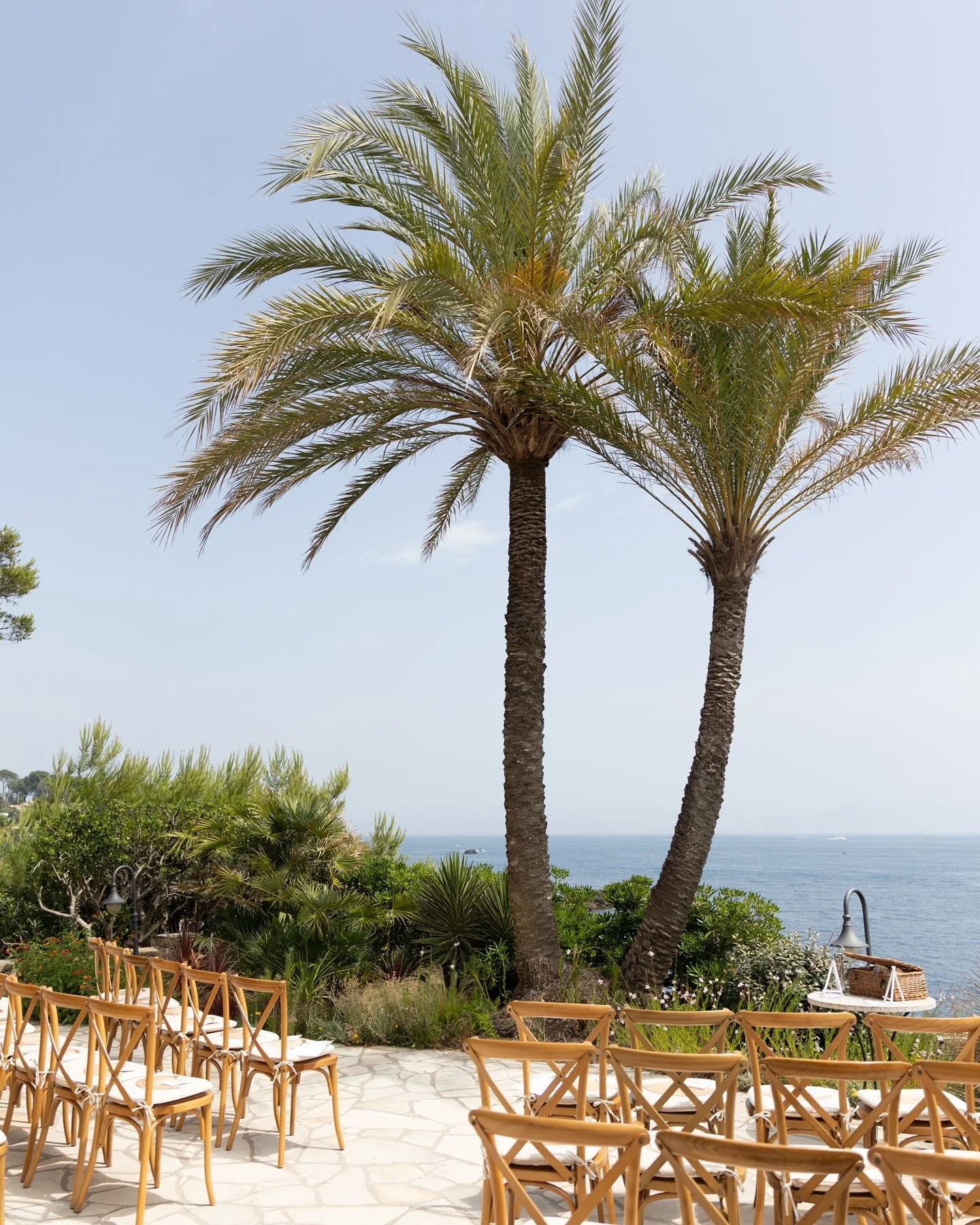 The sun was SHINING for Mark and Stephanie on their big day. The backdrop of palm trees, the sea and Cap d&rsquo;Antibes was the perfect setting to celebrate their love with their closest people.

Celebrant @thecotedazurcelebrant 
Catering @cateringb