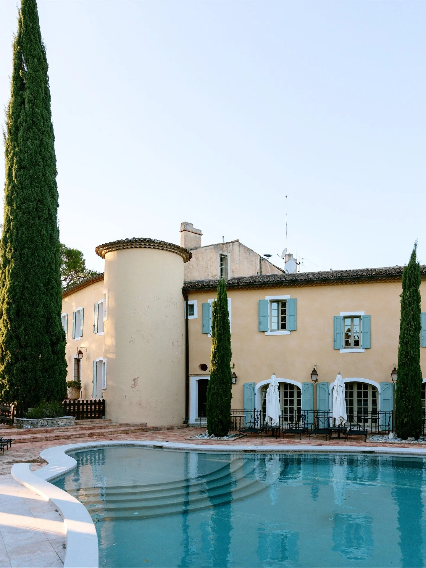 A quiet corner of Provence. Can you imagine saying &ldquo;I do&rdquo; here?
The South of France has so many hidden-gem wedding venues. This one, captured during a recent visit with @katerinameyvial, is perfect for couples dreaming of an elegant desti