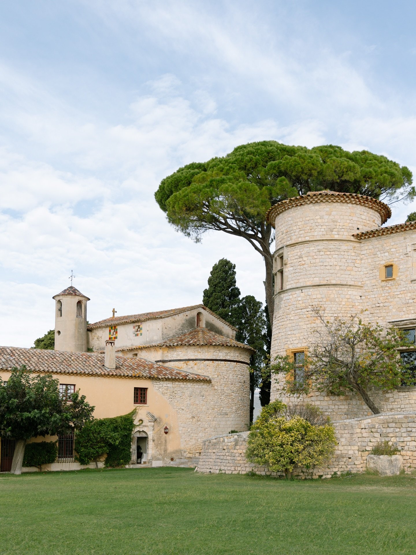 There&rsquo;s no shortage of truly breathtaking wedding venues in the south of France. Some more like a home away from home (plus a pool) and some resemble enchanted castles with the real medieval flair. 
The choice is yours. 

Special thanks to @kat