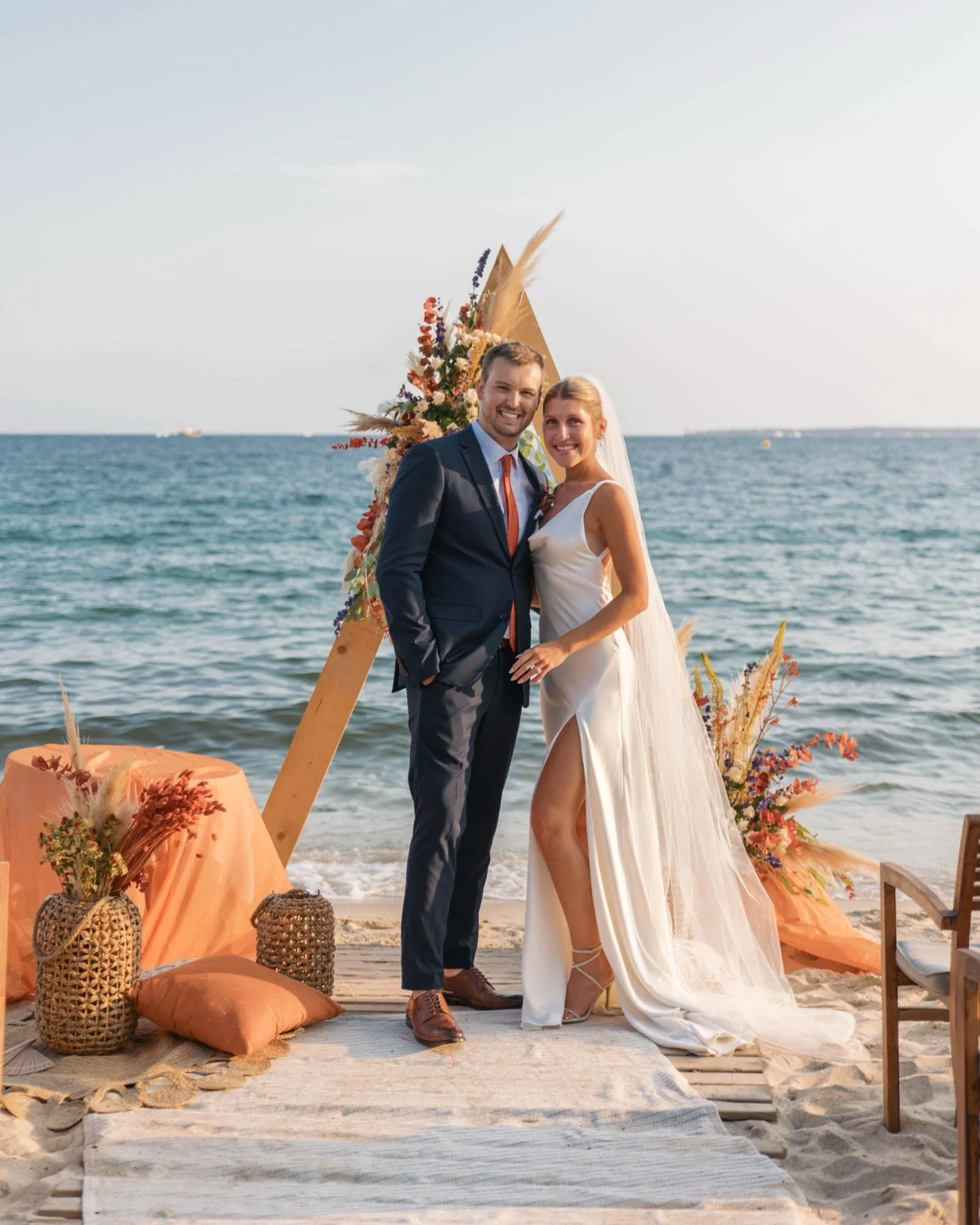 Saying I Do with your toes in the Mediterranean Sea

#frenchrivieraphotographer #antibesphotographer #southoffrancewedding #nicephotographer