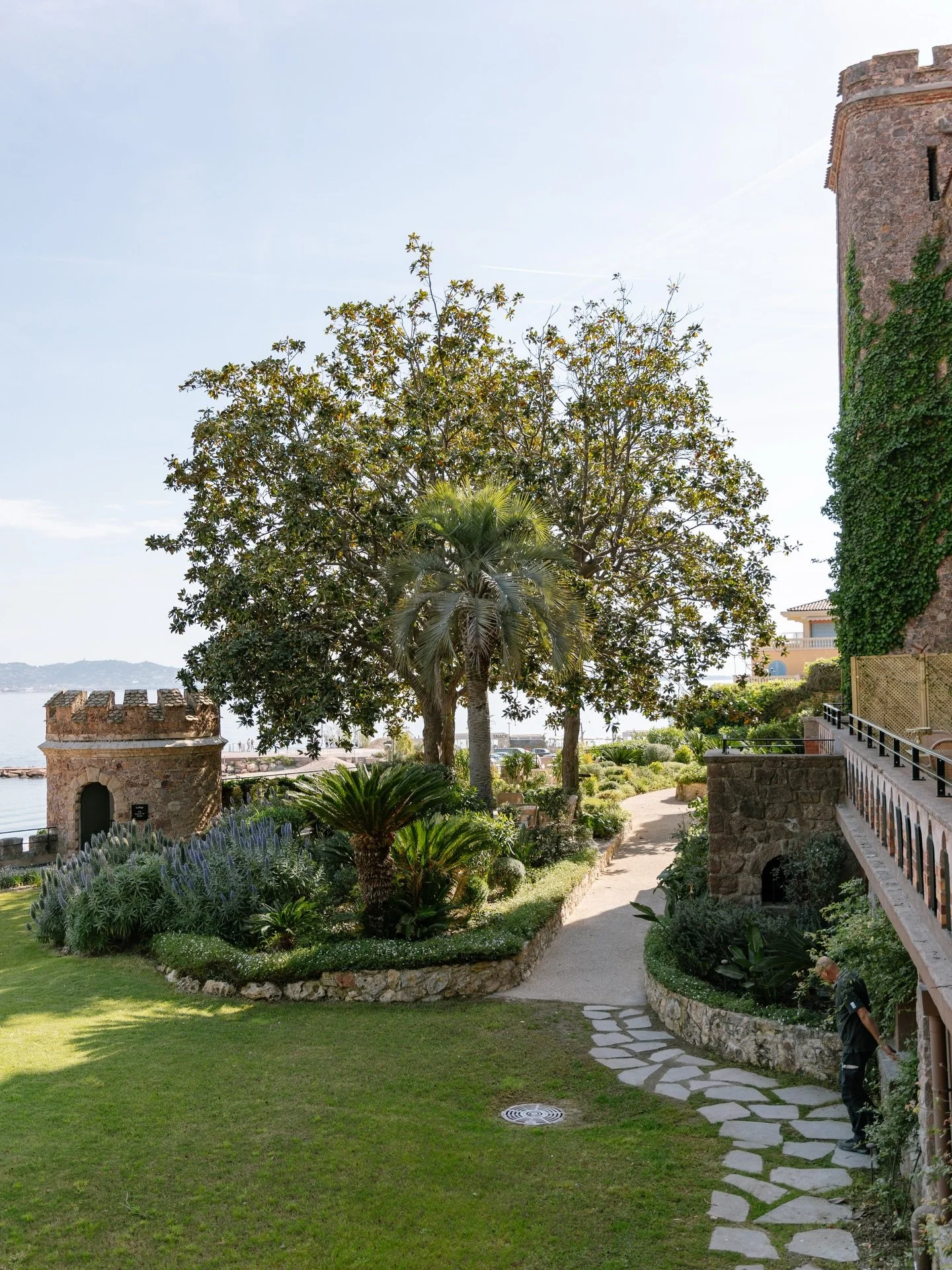 I&rsquo;m getting very excited for this year&rsquo;s wedding season with locations all over the south of France, including this gem of a venue for a special elopement. 
@chateaudetheoule has opened their doors for the 2026 season this week and I got 