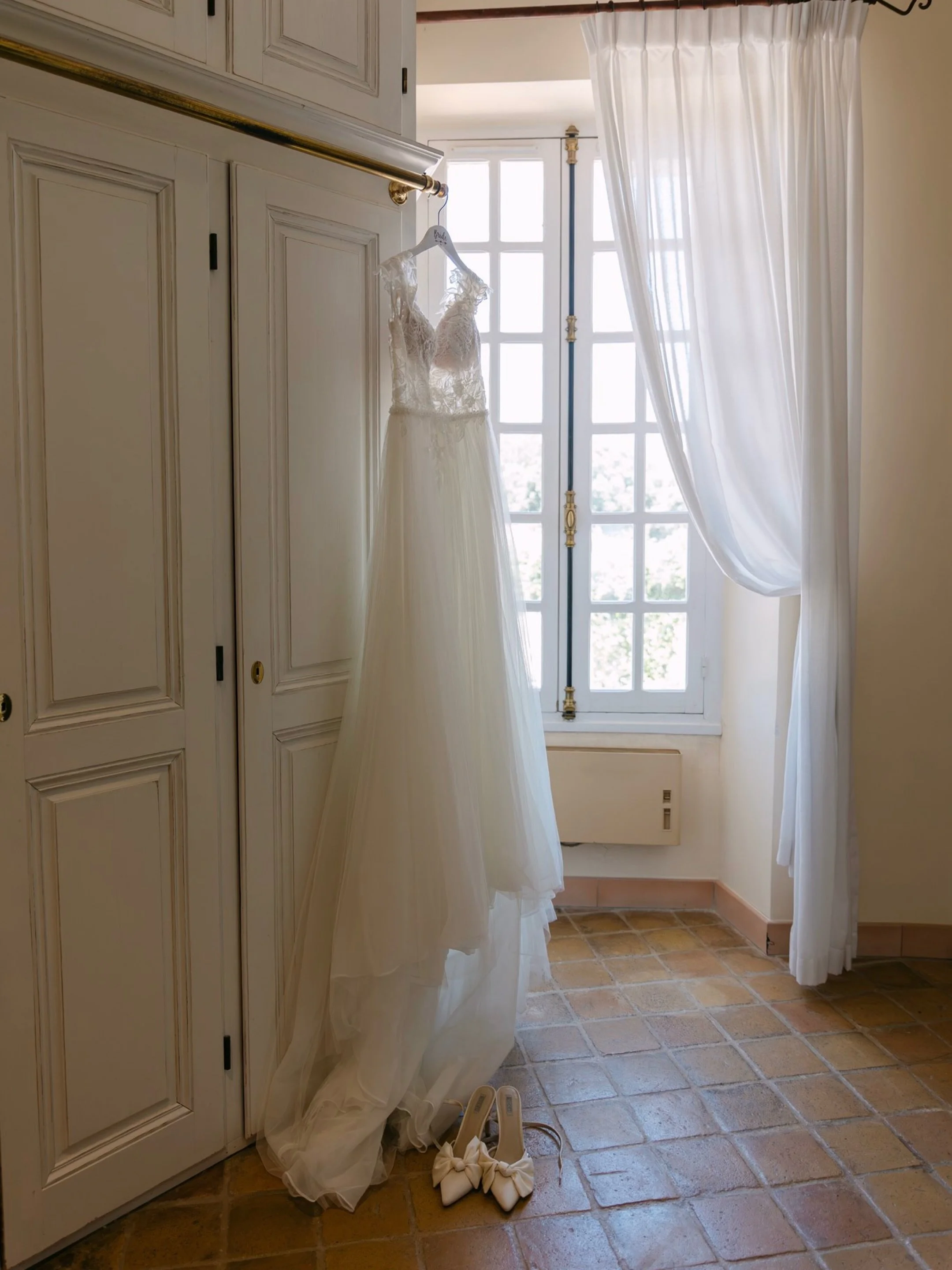 Chateau les Crostes, love at first sight.
Such an incredible venue to host a multi-day wedding celebration. As a wedding photographer, I couldn&rsquo;t have wished for a better setting for M&amp;F and their guests. Gorgeous interior, sprawling vineya