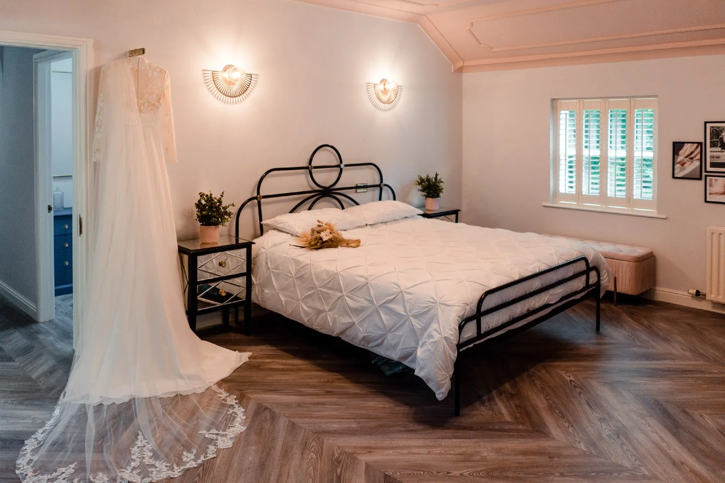 The night before your wedding matters 🤍

A calm space. Your favourite people. Time to slow everything down.

Our Garden Apartment is where you arrive, exhale, and begin.

Two beautiful bedrooms, soft natural light, and room to get ready together - w