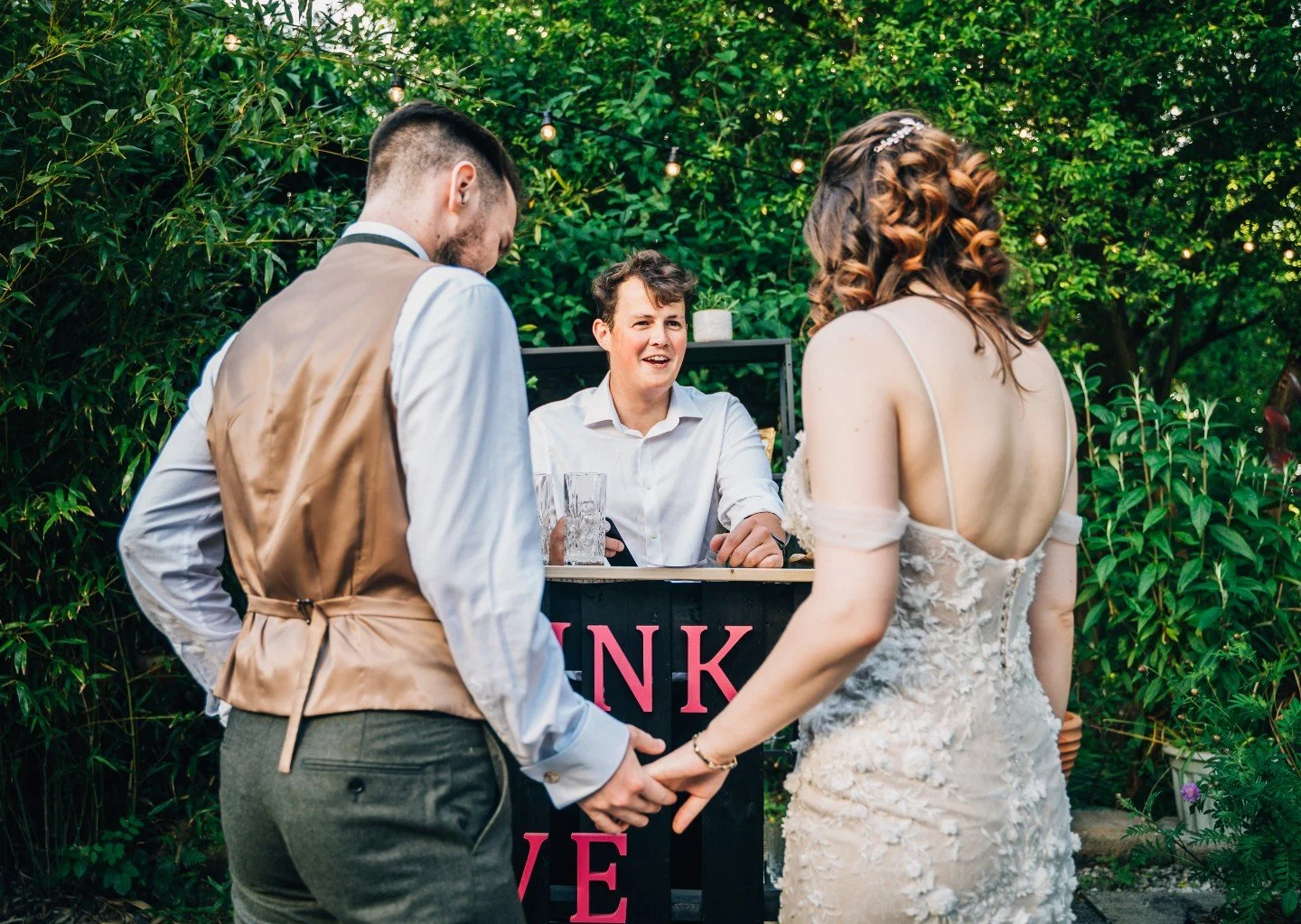 Drunk in love ✨

Terrace doors open, festoon lights are twinkling, and guests are settling into the gardens with a glass in hand.

Later in the evening, once dinner has finished and before the party begins, the Drunk in Love bar opens! The perfect mo