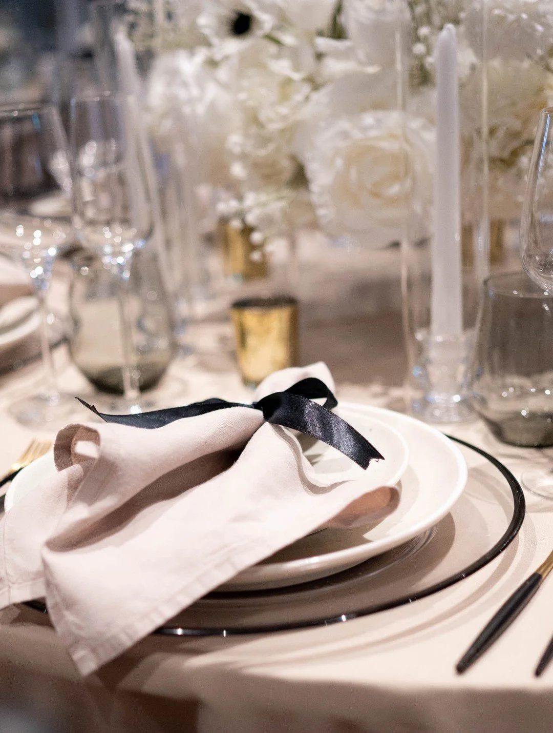 Refined and simple.

Neutral tones and timeless styling for a luxury feel.

@lynda_michelle_photography 

#tabledecor #weddingstyling #lancashirewedding