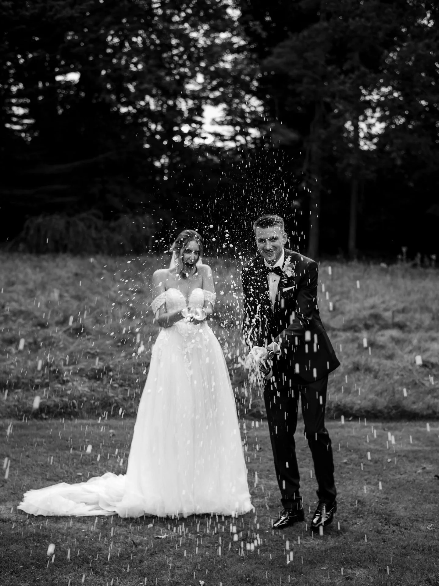 Champagne everywhere.

Exactly as it should be 🍾

@lauradugglebyphotography

#champagnetower #weddinginspo #manorhousewedding