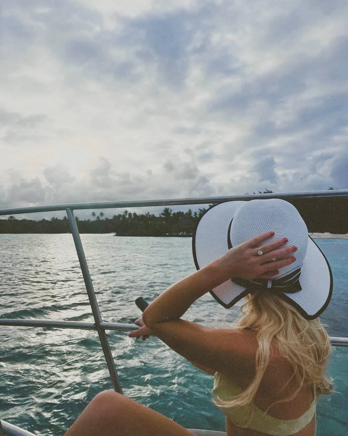 Swap the checklists, cooking &amp; cleaning this Christmas for daiquiris, a sunbed &amp; soft sand 👙🌊

From gorgeous villa stays to all-inclusive beach getaways, the Dominican is one of my favorite places. 

Want to be paired to the perfect resort?