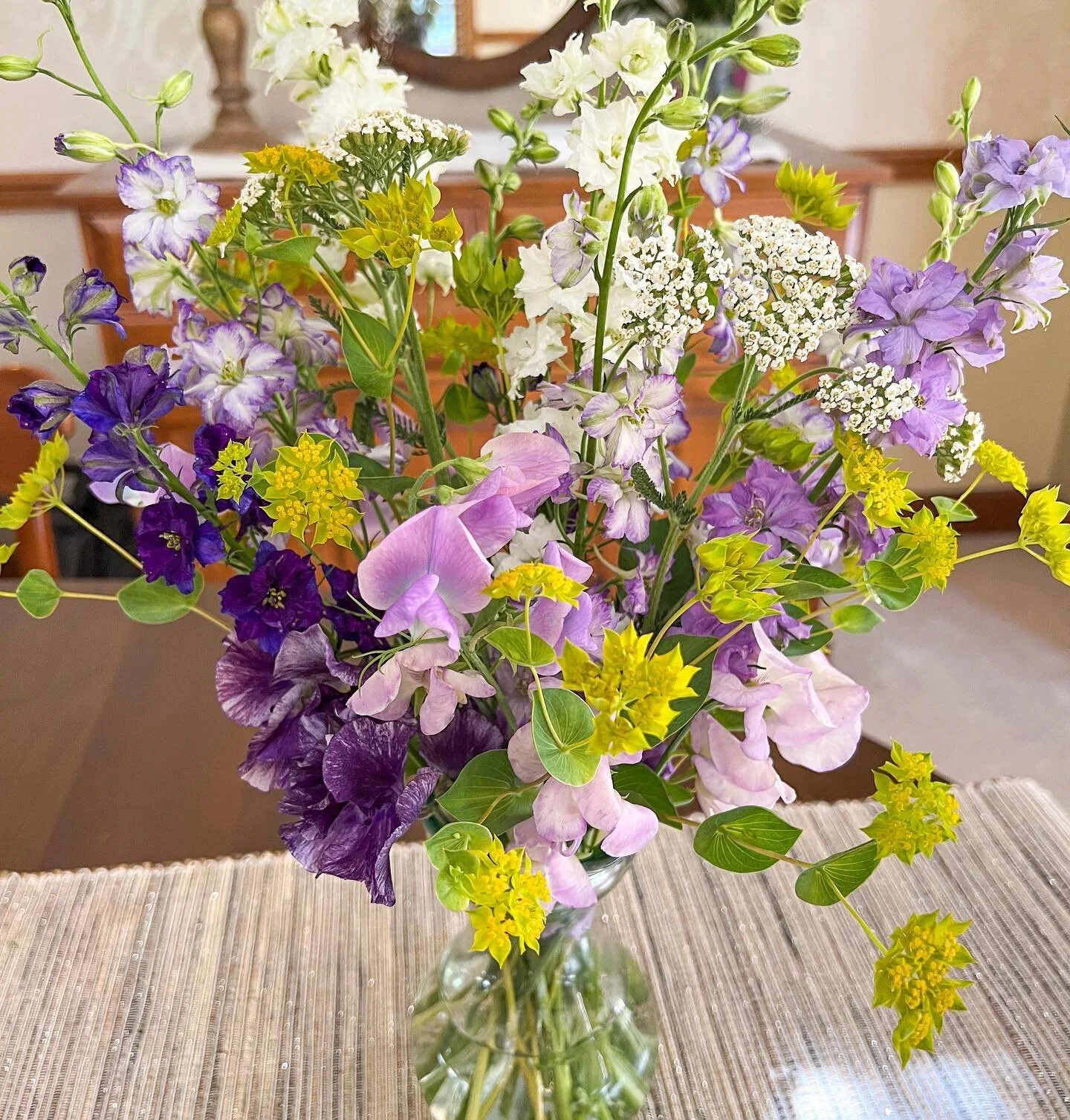 One of my favorite things about flowers is their ability to spread joy! Walked around the garden to gather some stems for a purple loving friend who needed some extra love today. 💜

#flowerfarmer #flowerfarmerflorist #indianaflowerfarmer #indianaflo