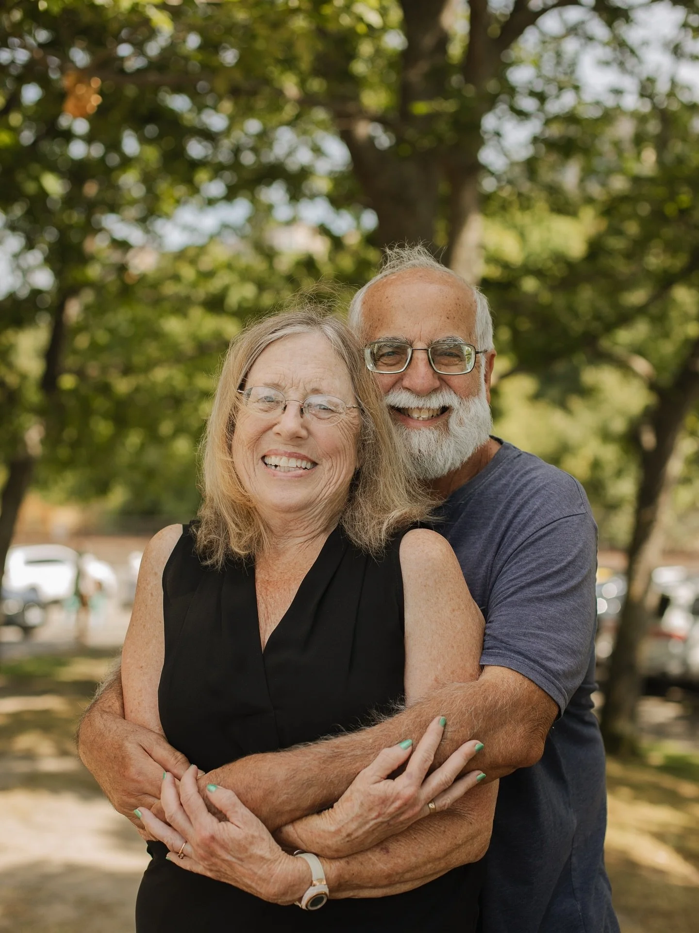 these adorable folks are celebrating 50 years of marriage this year! i&rsquo;m convinced their secret to staying young is love and laughter 💛

#couplesphotography #familyportrait #seattlephotographer #washingtonphotographer #growingoldtogether #gran