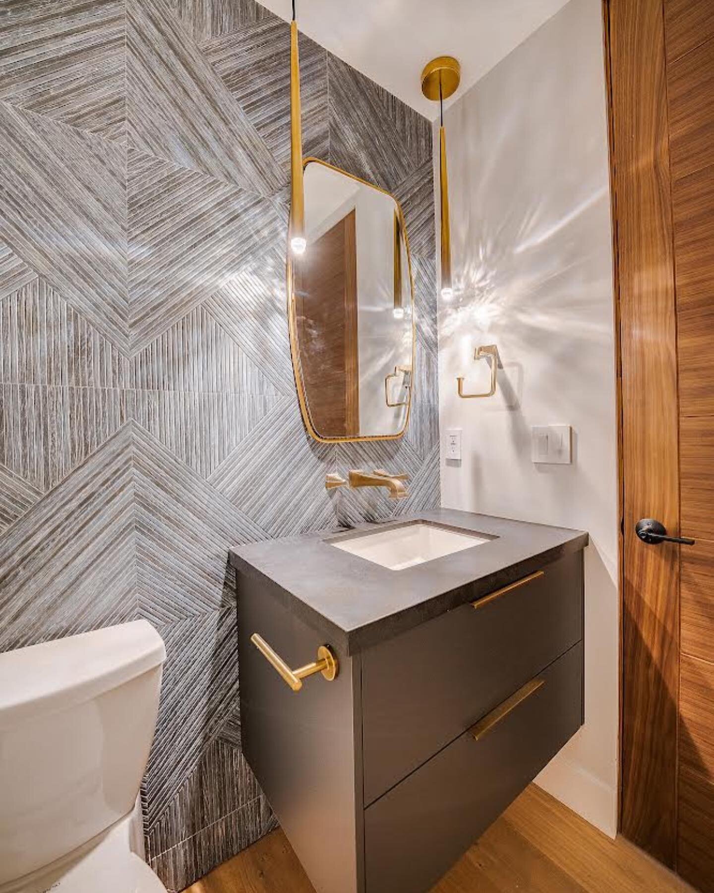 Glamming in this bathroom never looked so good ! @the.rh.effect @brizofaucet  #glam #bathroomdesign #bathroom #chic #glambathroom #bathroomdecor #bathroominspo #interiordesign #glamdecor #bathroomdesign #homedecor #glamhomedecor #glam #totallyglamdec