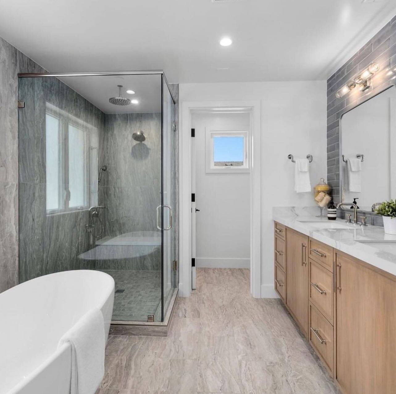 I would be getting for the weekend in this master ! #masterbathroom #bathroomdesign #interiordesign #bathroom #bathroomremodel #bathroomdecor #bathroominspo #bathroomideas #masterbath #interior #bathroomgoals #bathroominspiration #masterbathroomdesig