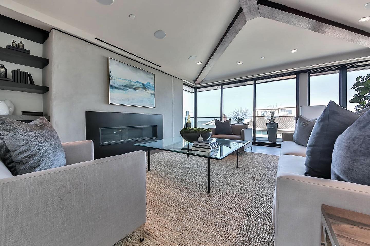 Simply modern and custom made ! Do you like the stucco fireplace ? #stucco #fireplace #custom #luxurylifestyle #luxury #luxurylife #interiordesign #instagood #interiordesign #bookcase #livingroom #livingroomdesign #beams #blue #manhattan #beachlife #