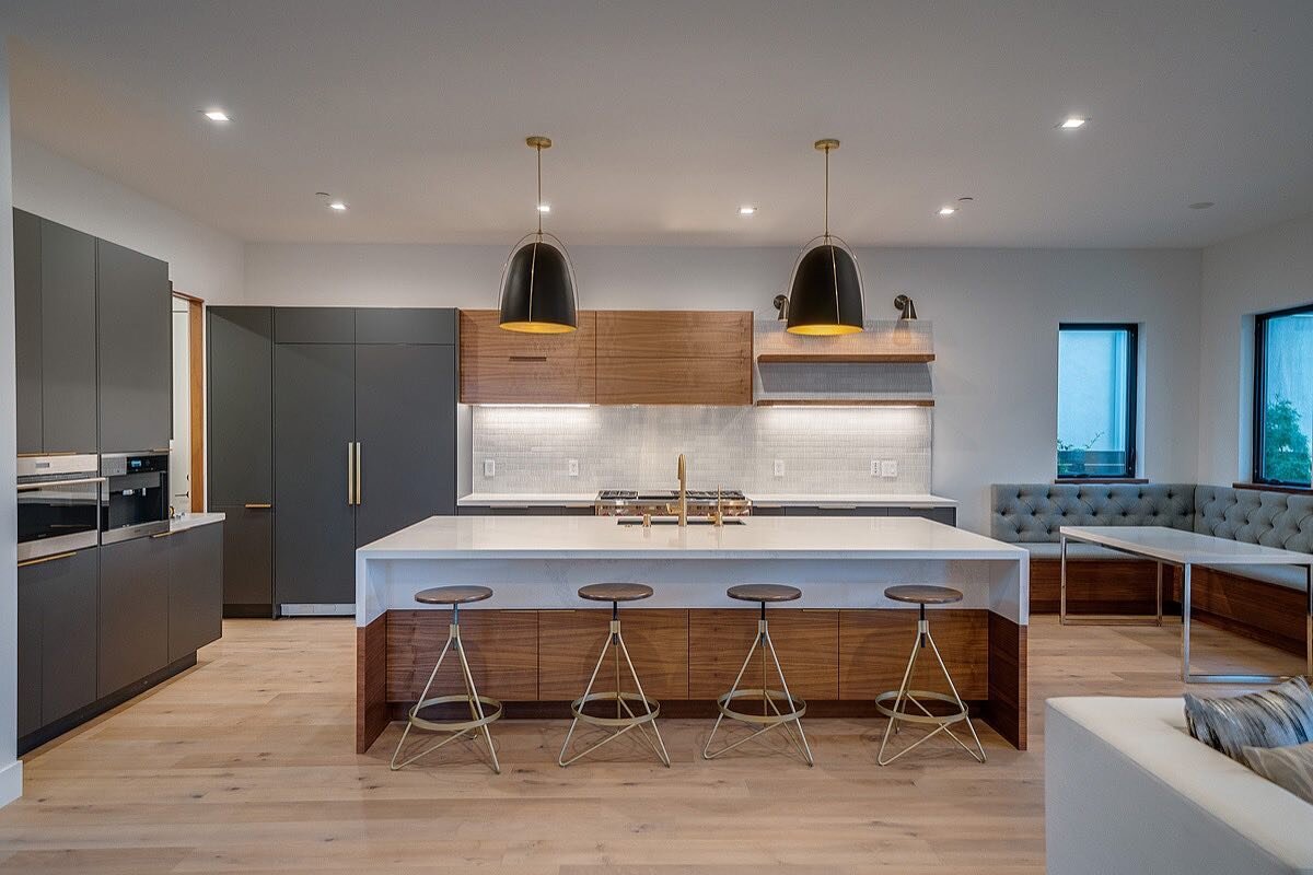 Would you cook in This mid century kitchen? Love the @annsacks tile backsplash and @brizofaucet brass faucets #kitchendesign #midcenturymodern #interiordesign #brass #kitchen #sink #custom #cabinet #instagood #interiordesigner #midcentury #light #bla