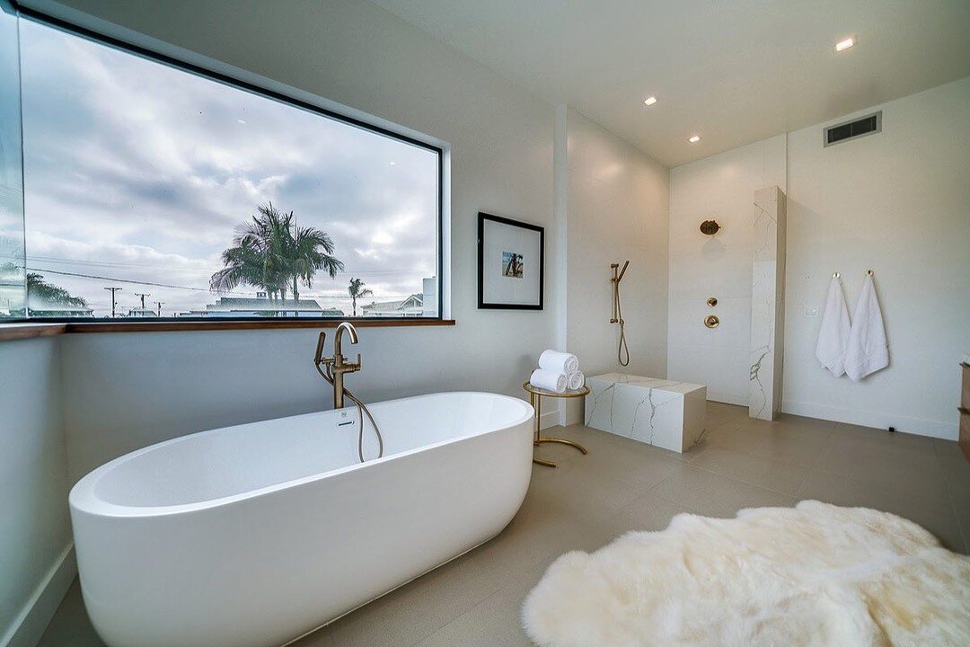 I will be here all weekend. #mastersuite #bathroomdesign #tub #spa #interiordesign #instagood #design #saturdayvibes #warmandcozy #luxurylifestyle #redondobeach #tile #slab #views #custom #oldiebutgoodie