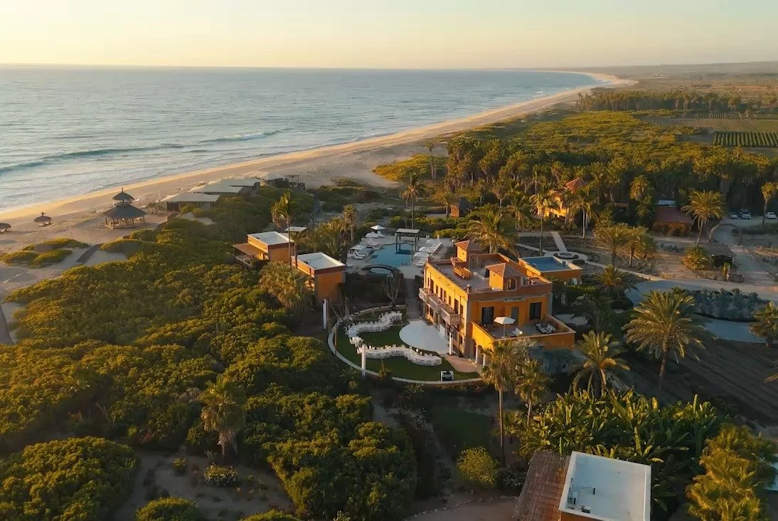 Love in Frames.

@laurenpadilly + @mvilla_

Planner: @paulajimenezevents
Photo: @kapephotography
Venue: @villasantacruz
Catering: @vscweddings @caracarabcs
Flowers: @floweriize
Rentals: @yayarentals
DJ: @alexdjcaboevents
HMU: @yulimakeupstudio
Cake: 