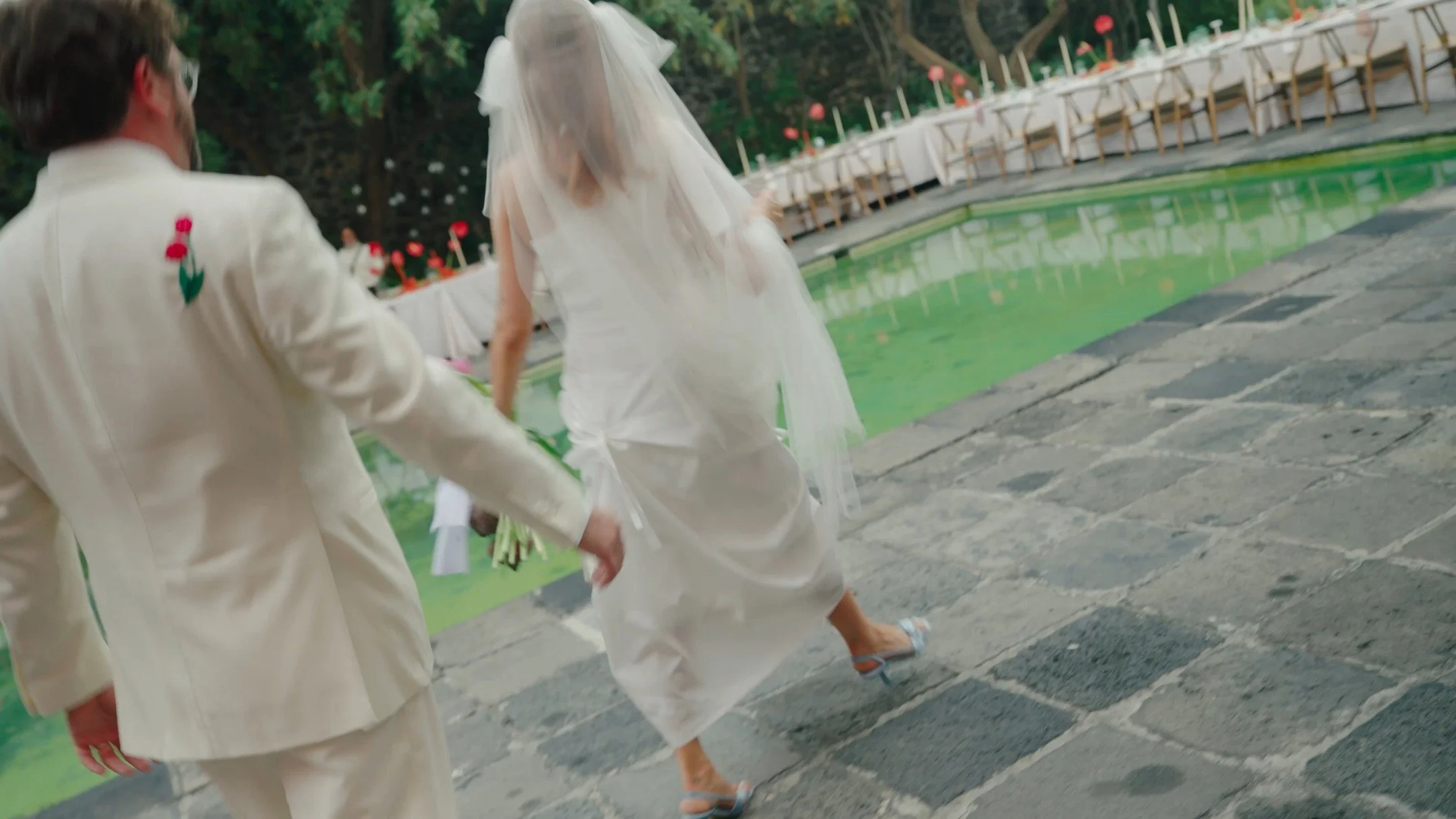 &ldquo;El mundo nace cuando dos se besan.&rdquo;

@carla.lc + @harryddry 

Planner: @tremenda.events @xanattorresc 
Venue: @casa_pedregal 
Photo: @monicamasjuan 
Flowers: @rama_thefloralclub_ 
Catering-Mobiliario: @cuevaseventosmx 

#noordinarylove
#