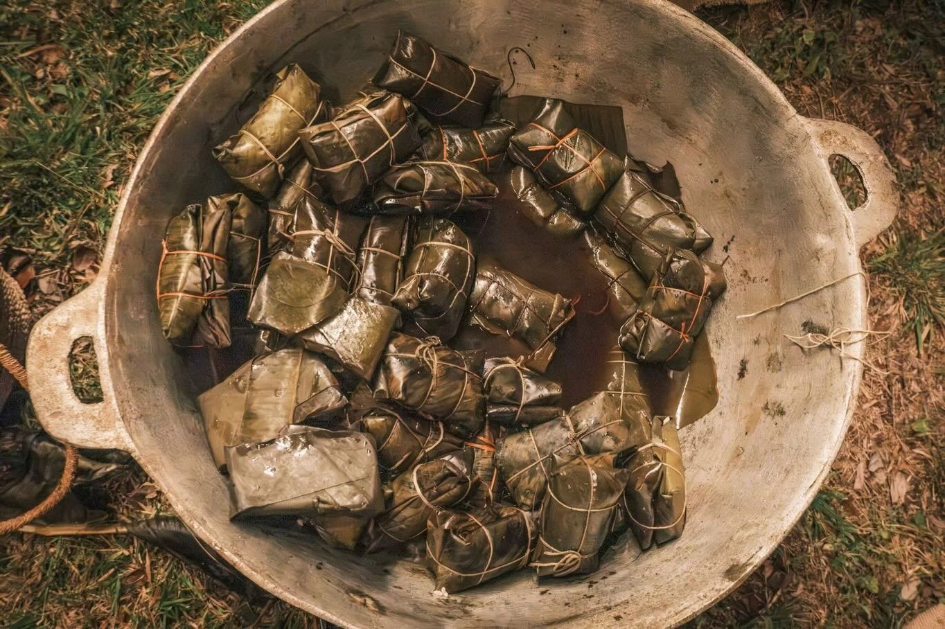 Las delicias de la Tierra 🌽

En Guanacaste el ma&iacute;z es parte de nuestra identidad. 

Los tamales, las recetas compartidas y el ritual de cocinar juntos nos recuerdan la bendici&oacute;n de saborear los frutos de nuestra tierra. 

Hoy celebramo