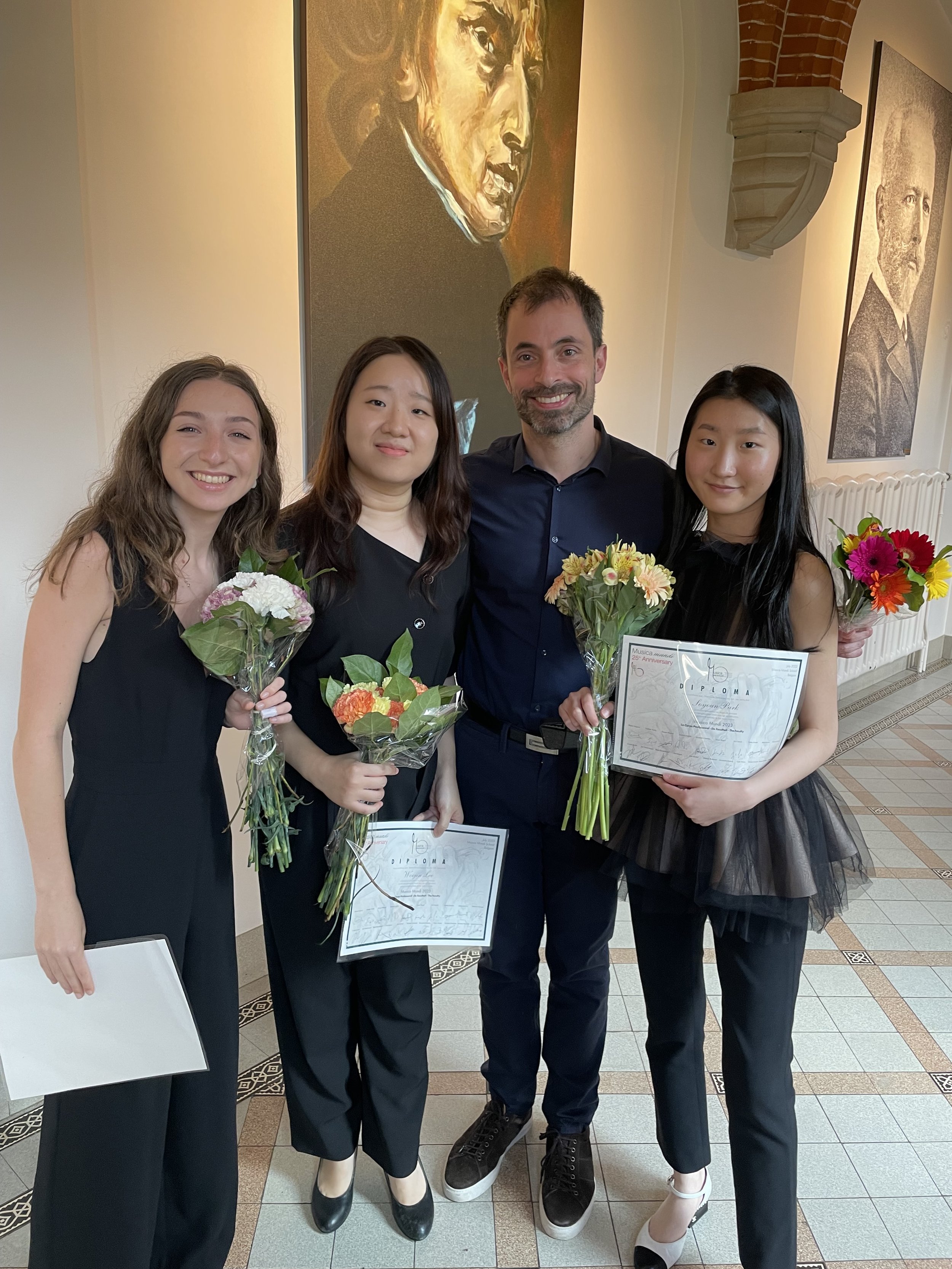 Post- graduation ceremony with Musica Mundi 2023 Harp Studio