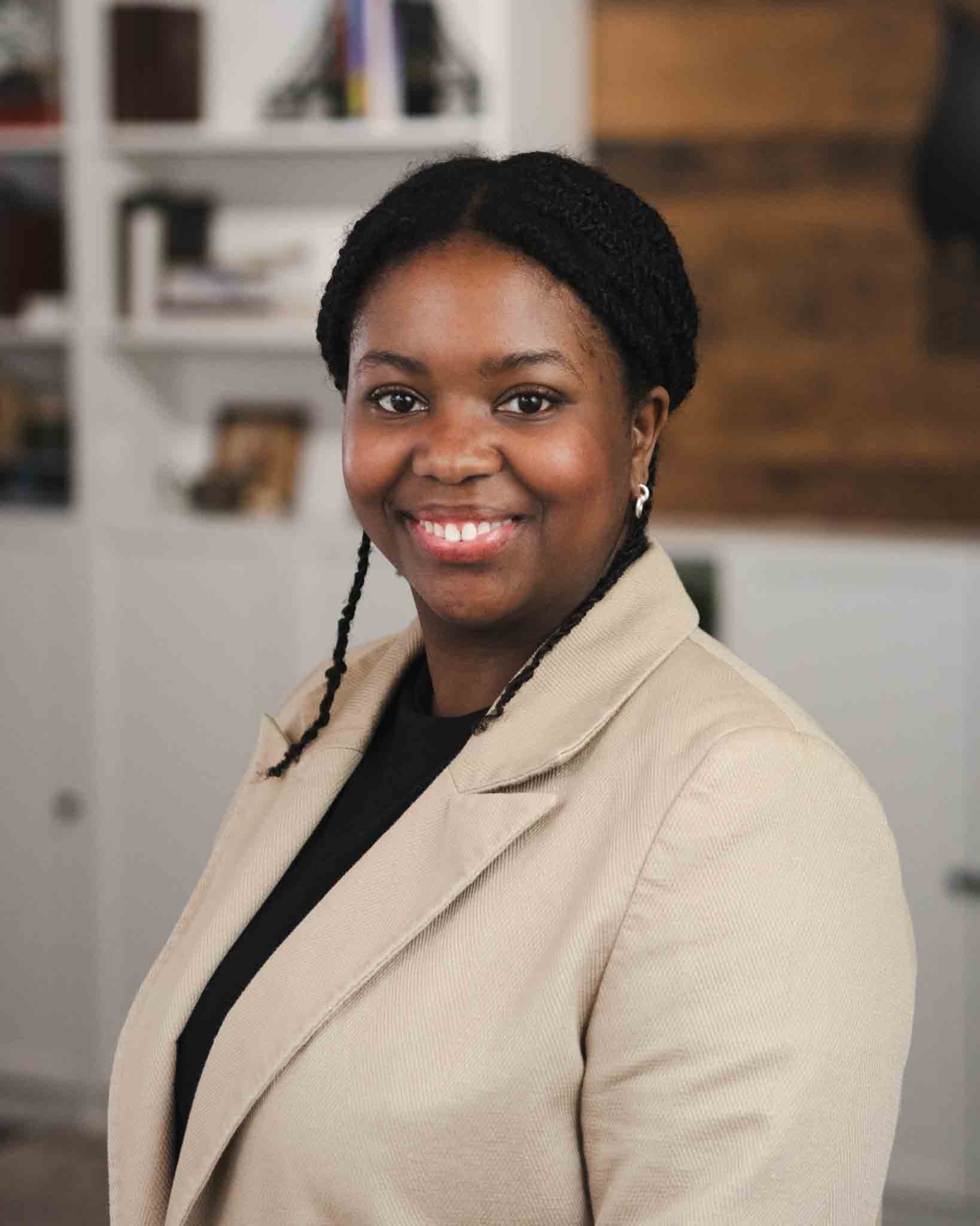 Personne souriante portant un pull noir