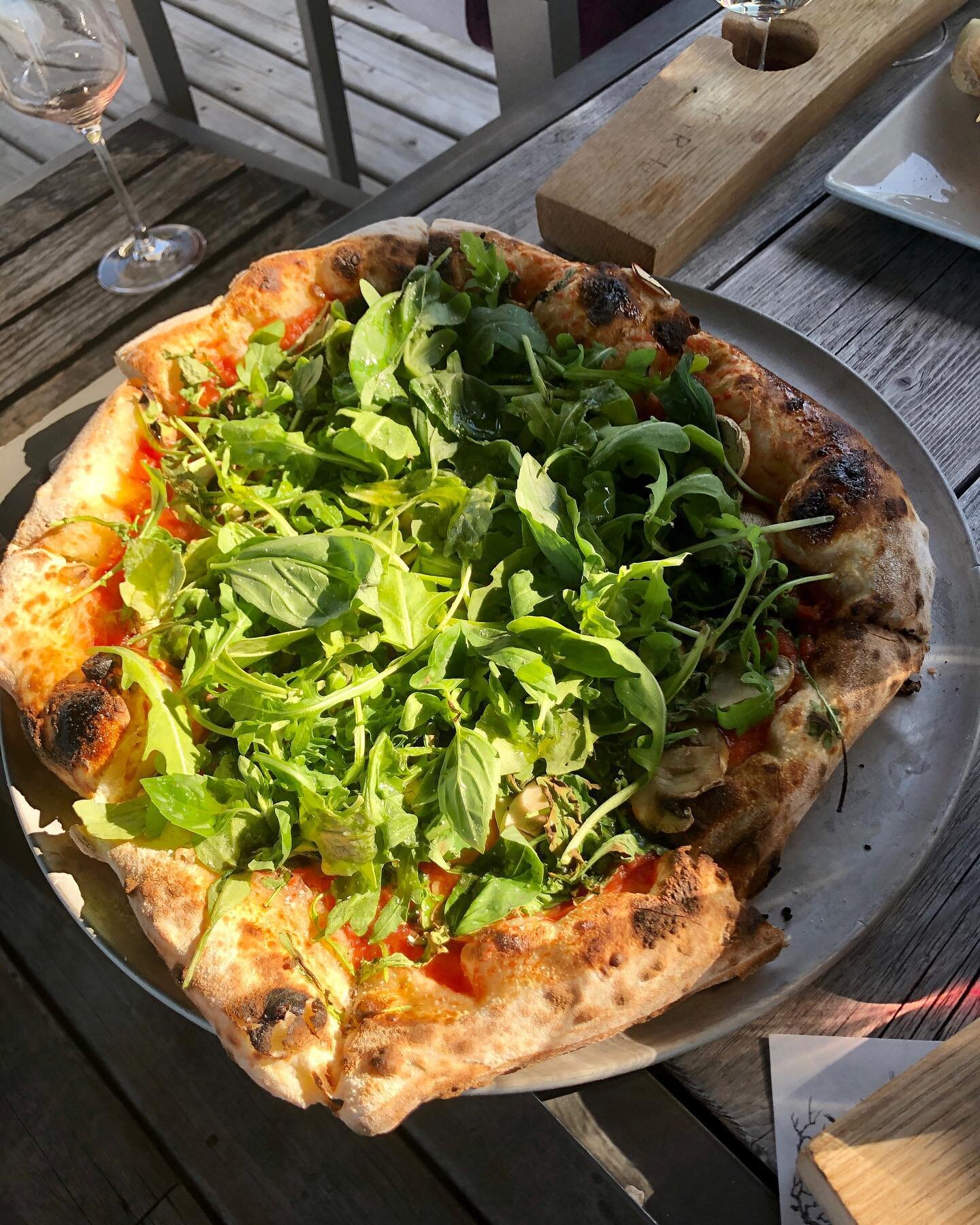 🍕🍷 

Perhaps *the best* crust I&rsquo;ve ever had 🤌

#pizzapizzapizza #winerylife #wineandcheese #wineandfood #lunchscenes #ontariotravel #ontariowines #vineyardviews #ontariotourism #cheeseboard #cheeseandcharcuterie