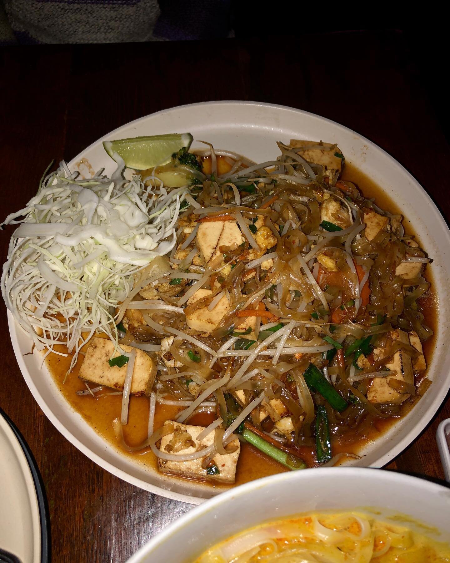 5:30 PM on a Friday and this place already felt like a nightclub 🪩 

#thaifood #thairestaurant #foodstagram #torontofood #torontorestaurants #downtowneats #torontodowntown #thaicuisine #torontoeats #khaosoi #padthai #plantbasedfood #vegetarianfood