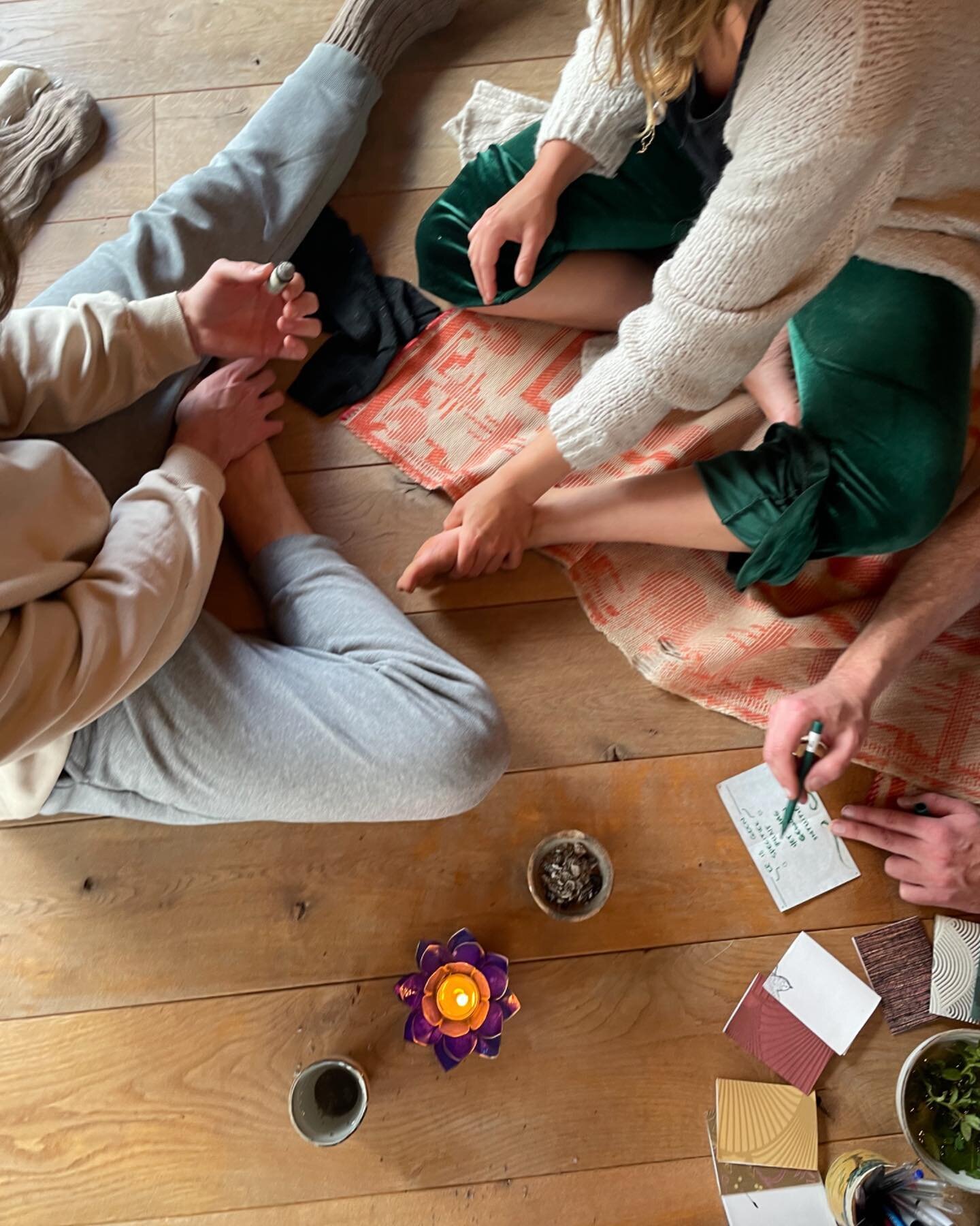 ~ photos from a spring equinox workshop ~ 

we did a lil guided meditation, talked about themes of spring, went on a walk together outside to gather some nettles, cleavers, purple dead nettle, chickweed, and dandelions to make tea. we did a lil qi go